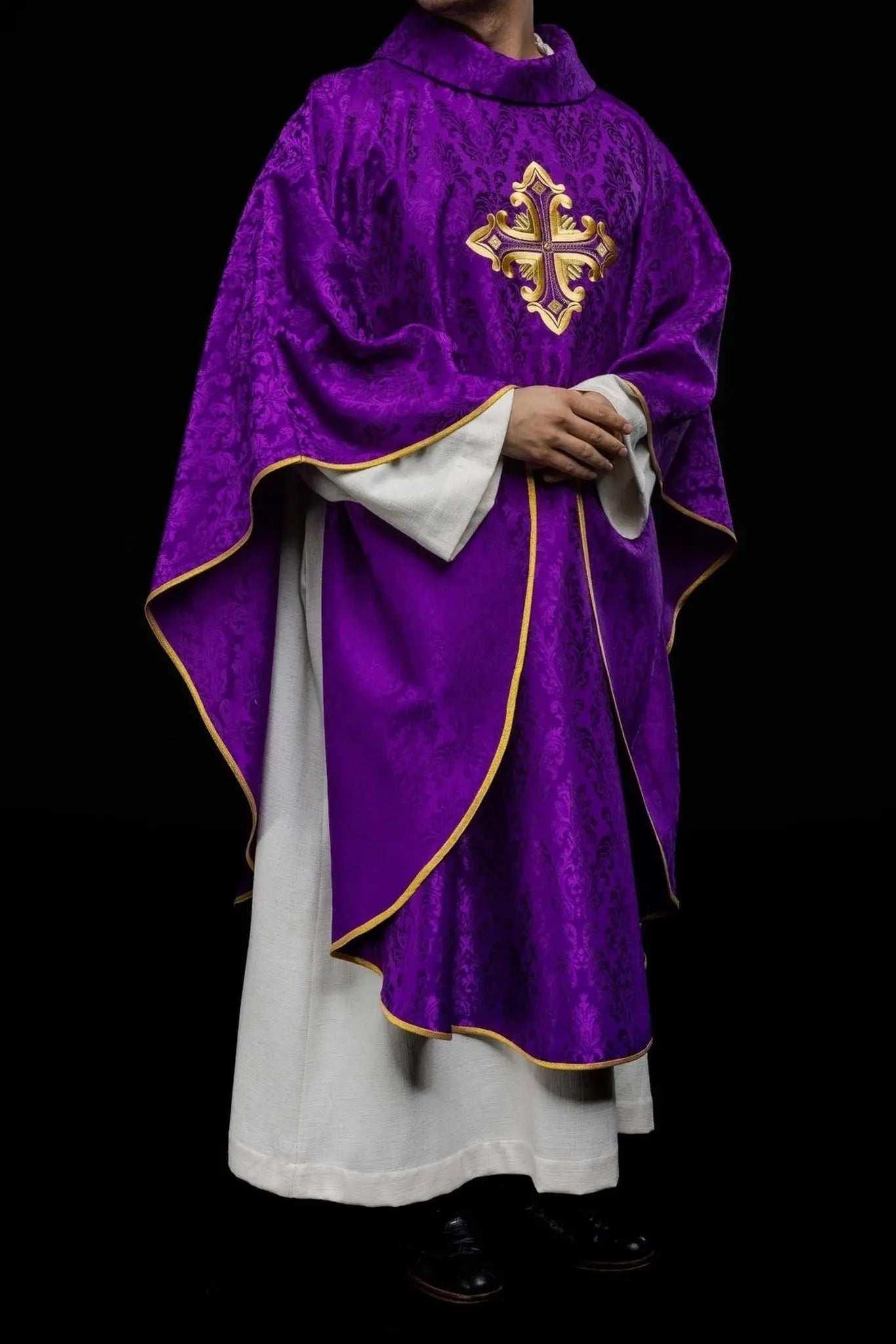 Chasuble violette avec croix, fabriquée en tissu à motifs