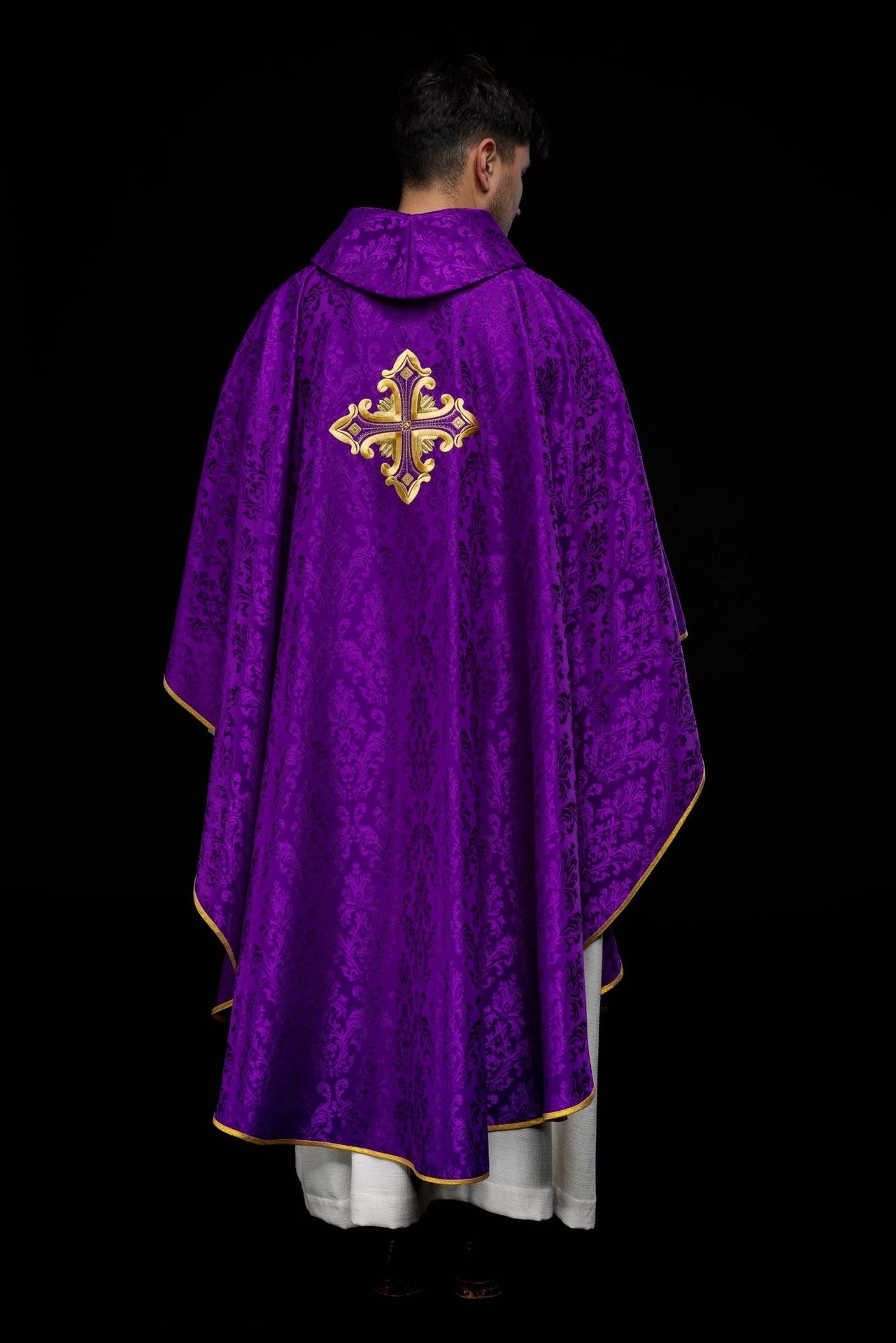 Fioletowy ornat z krzyżem uszyty z wzorzystej tkaniny