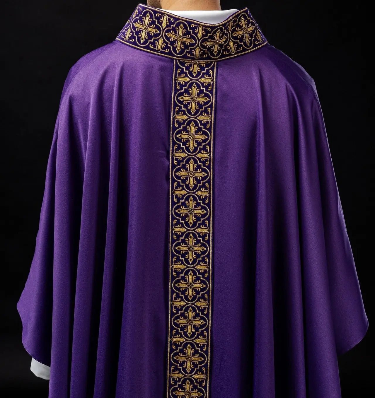 Chasuble violette décorée de cinq cents pierres décoratives