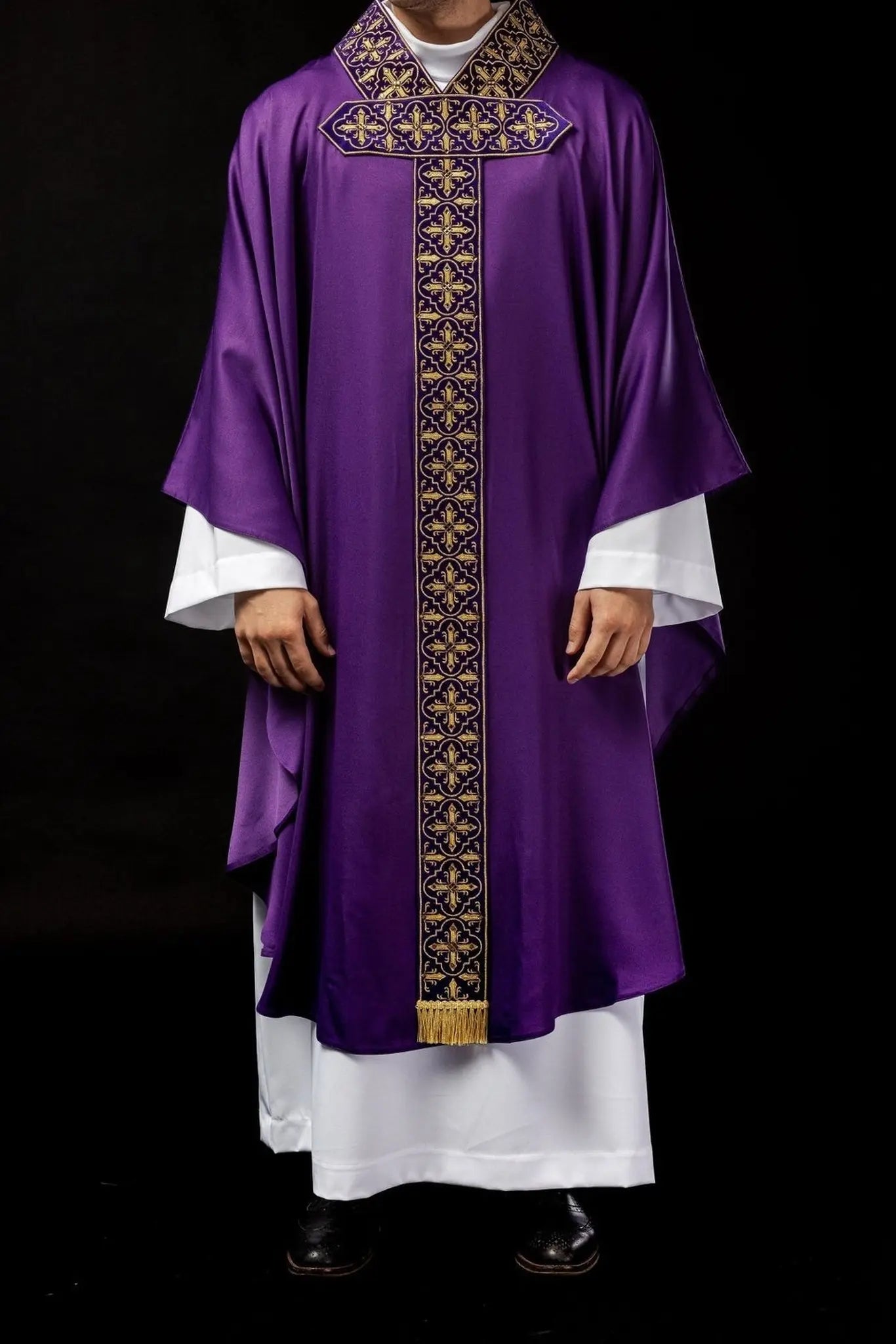 Chasuble violette décorée de cinq cents pierres décoratives