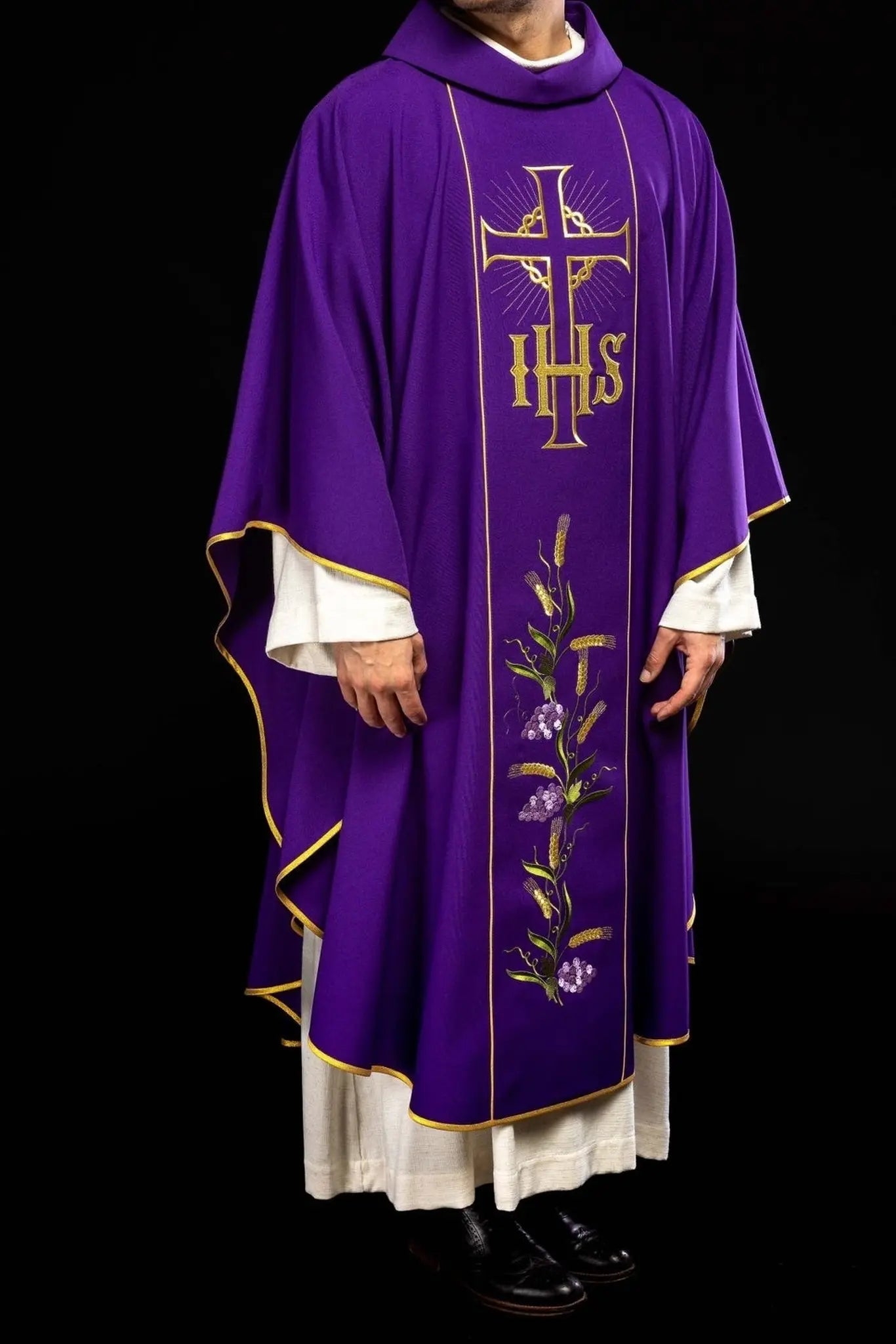 Chasuble violette avec ceinture dorée décorée avec IHS et épis