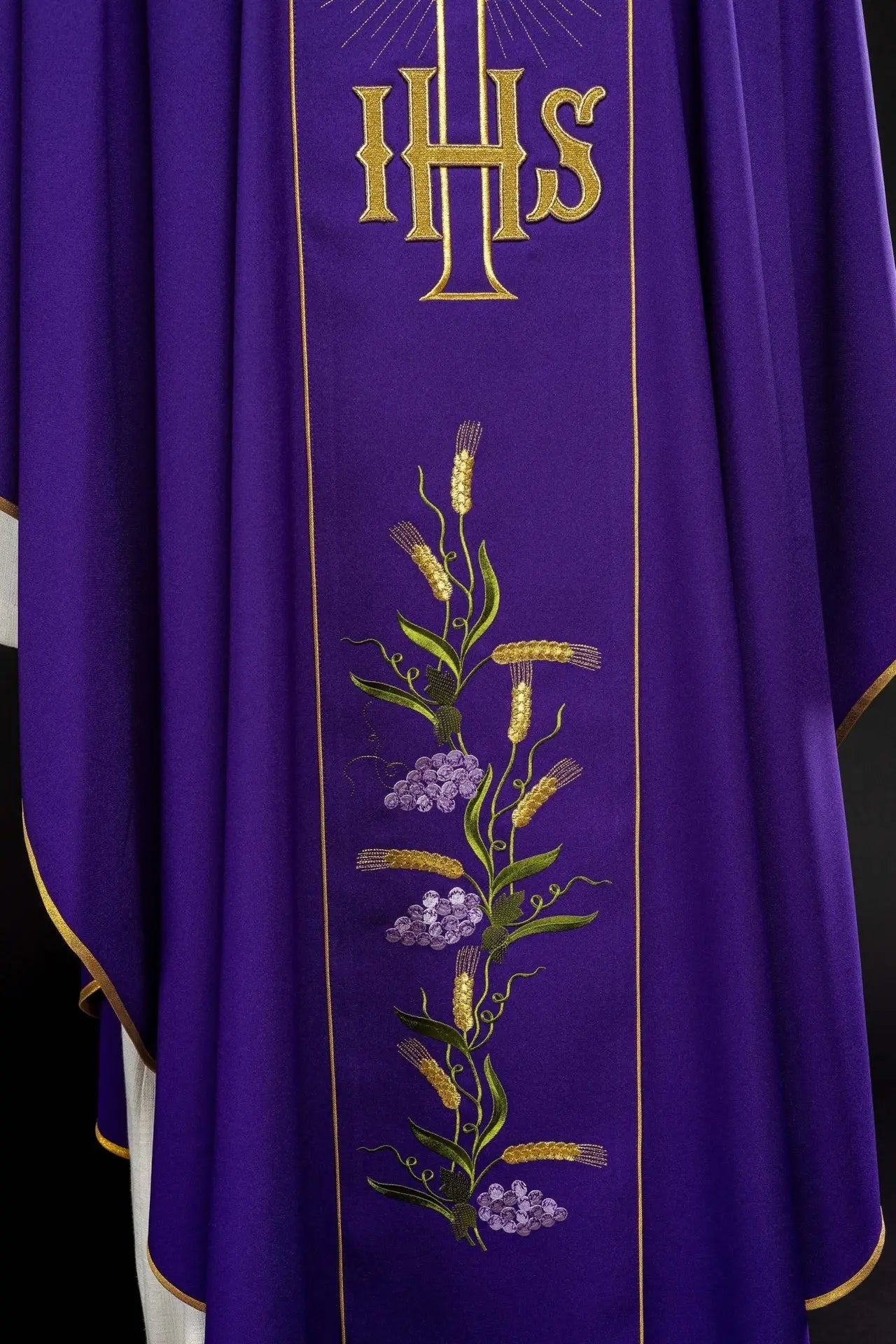 Chasuble violette avec ceinture dorée décorée avec IHS et épis