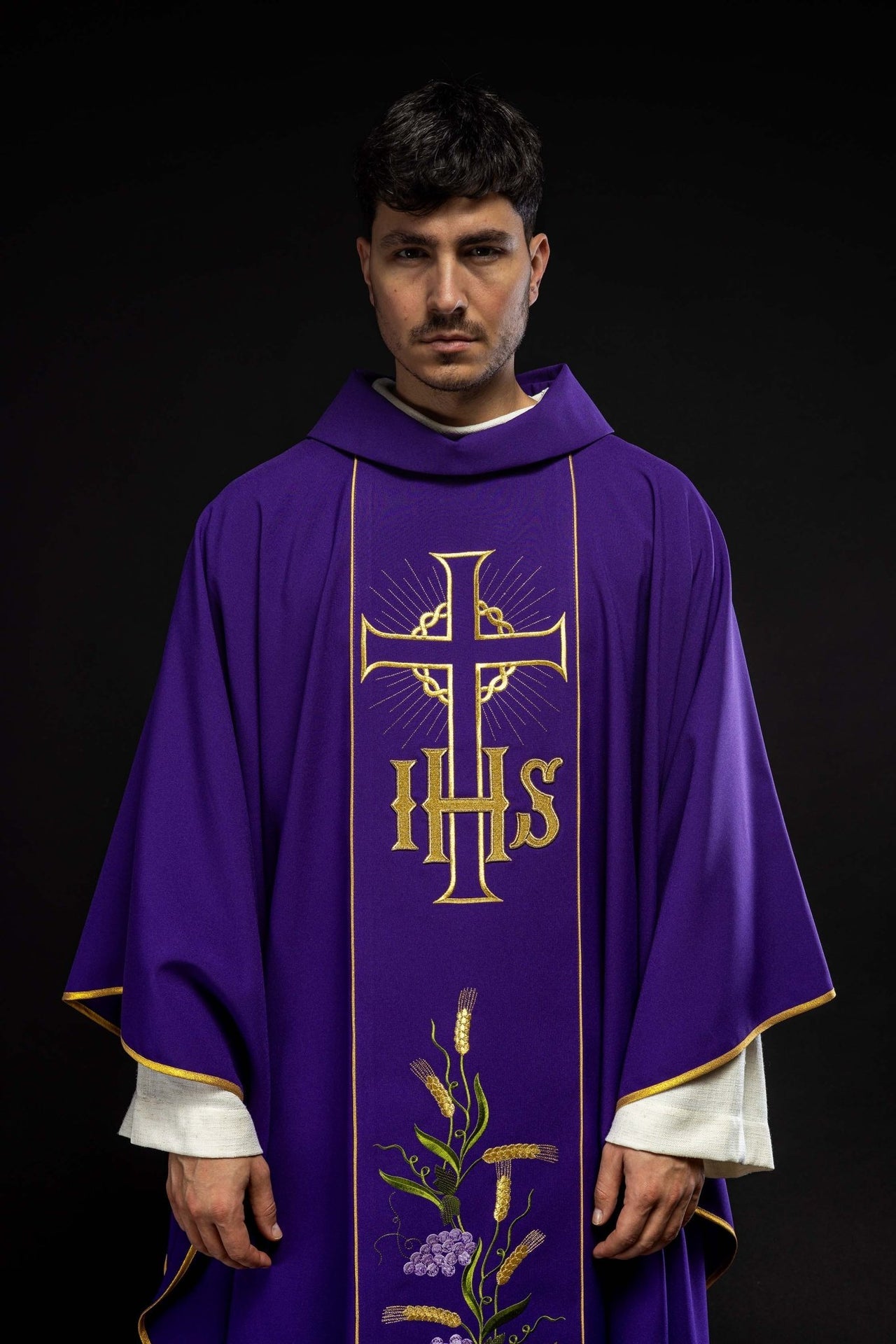Fioletowy ornat ze zdobionym złotym pasem w IHS i kłosy