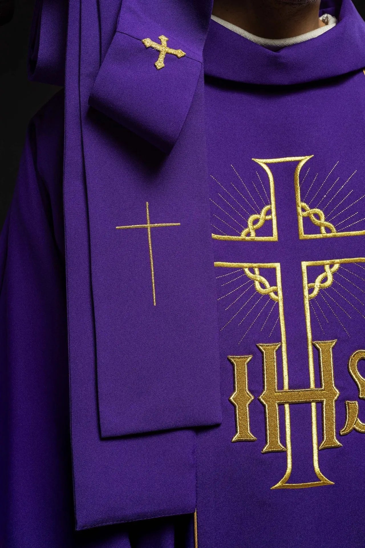 Chasuble violette avec ceinture dorée décorée avec IHS et épis