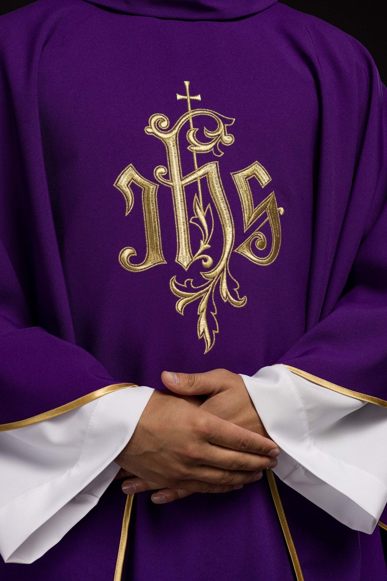 Fioletowy ornat ze złotym haftem IHS