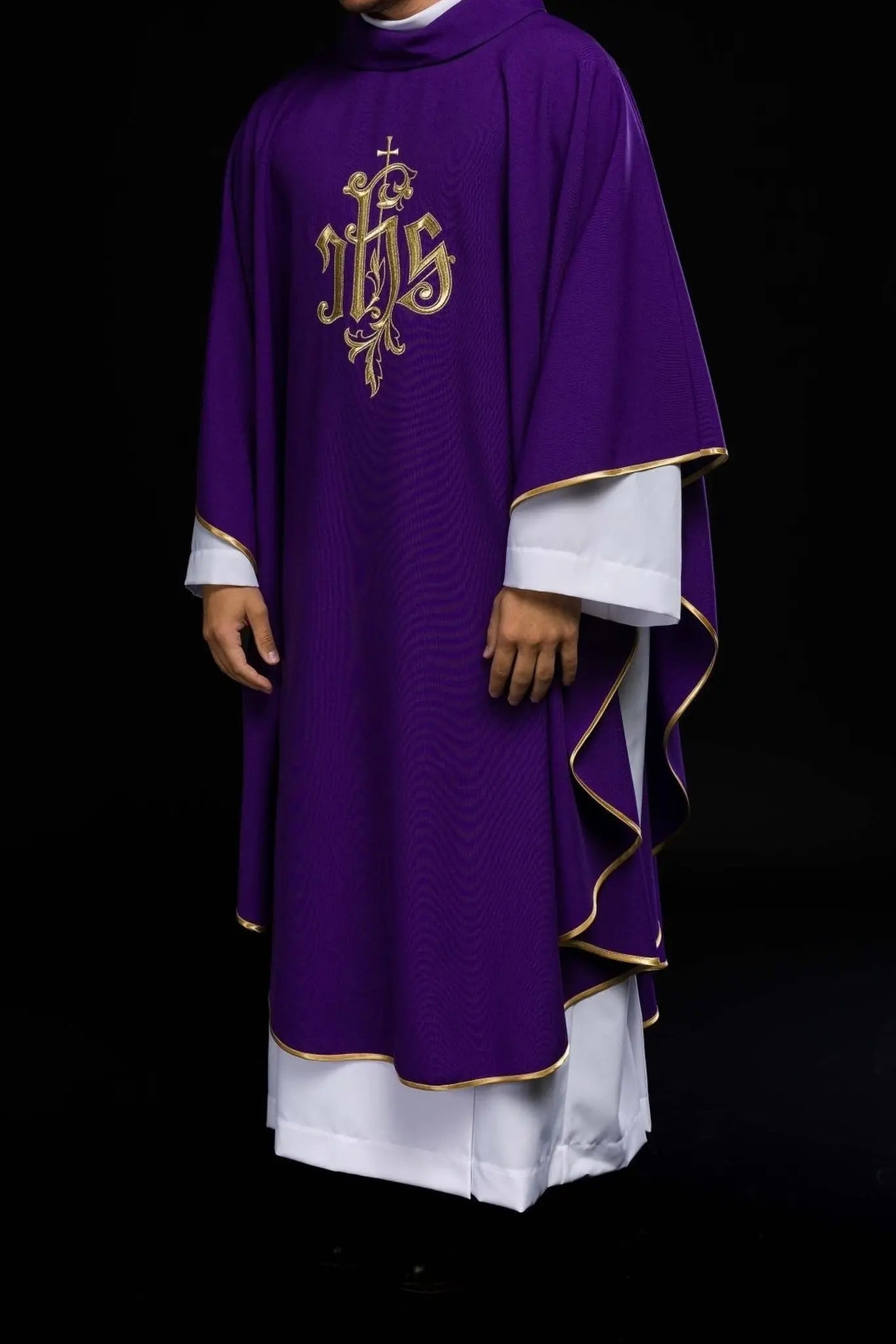 Chasuble violette avec broderie dorée IHS