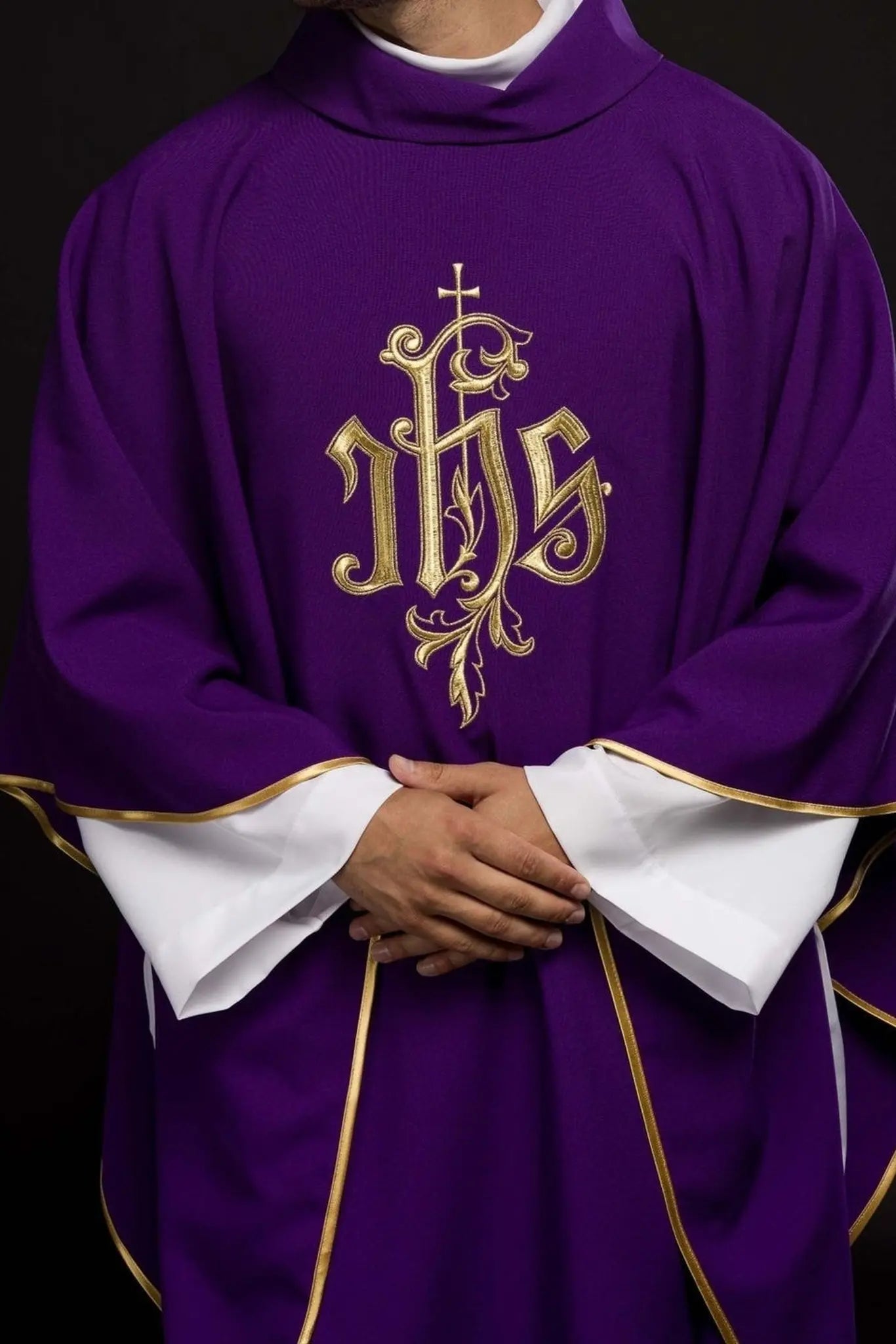 Chasuble violette avec broderie dorée IHS