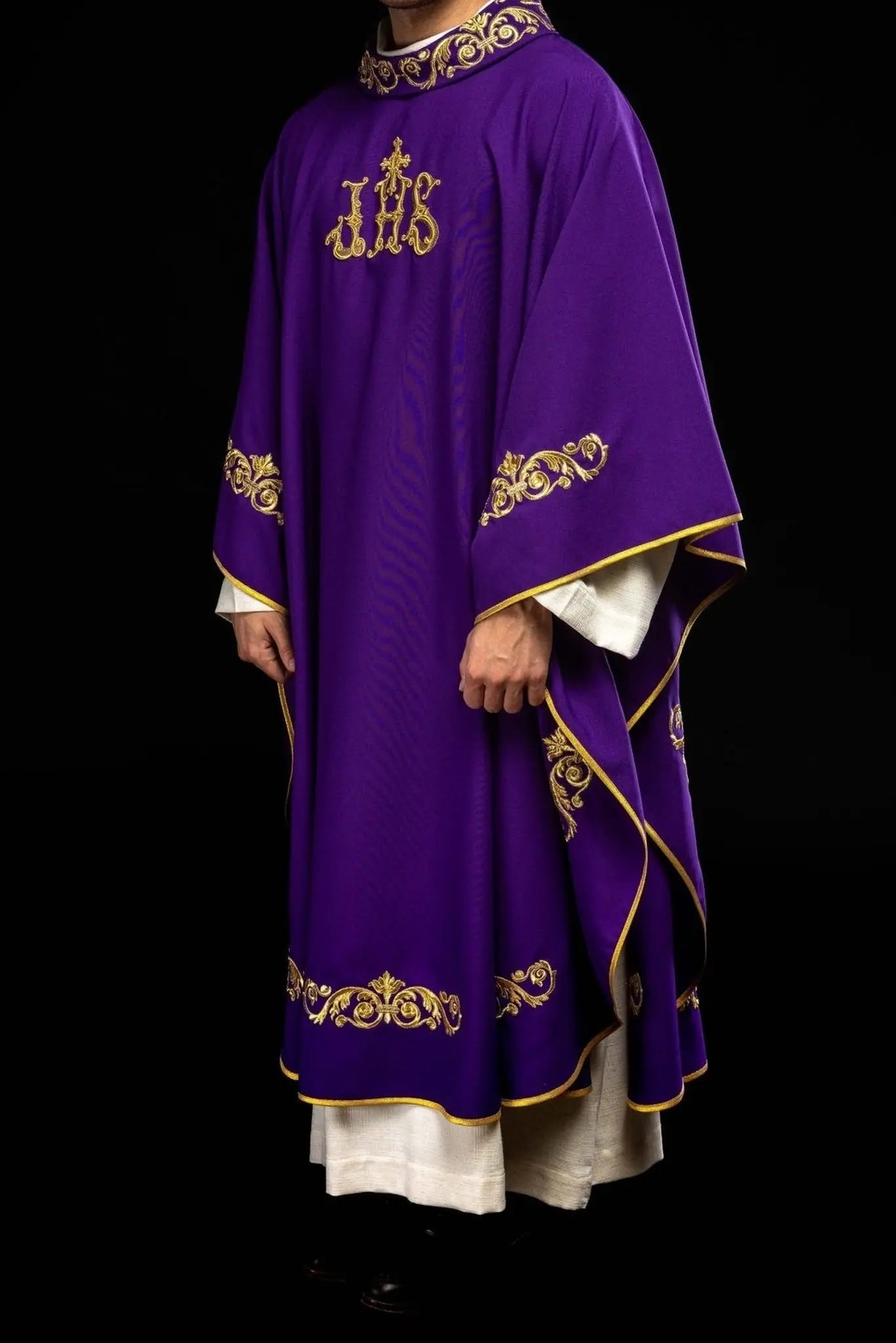 Chasuble violette avec broderie dorée IHS et bordure décorative