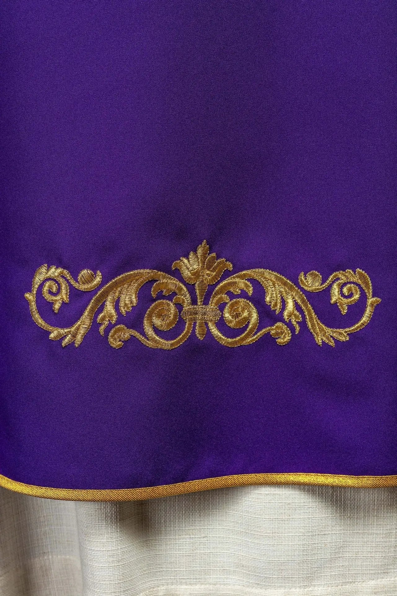 Chasuble violette avec broderie dorée IHS et bordure décorative