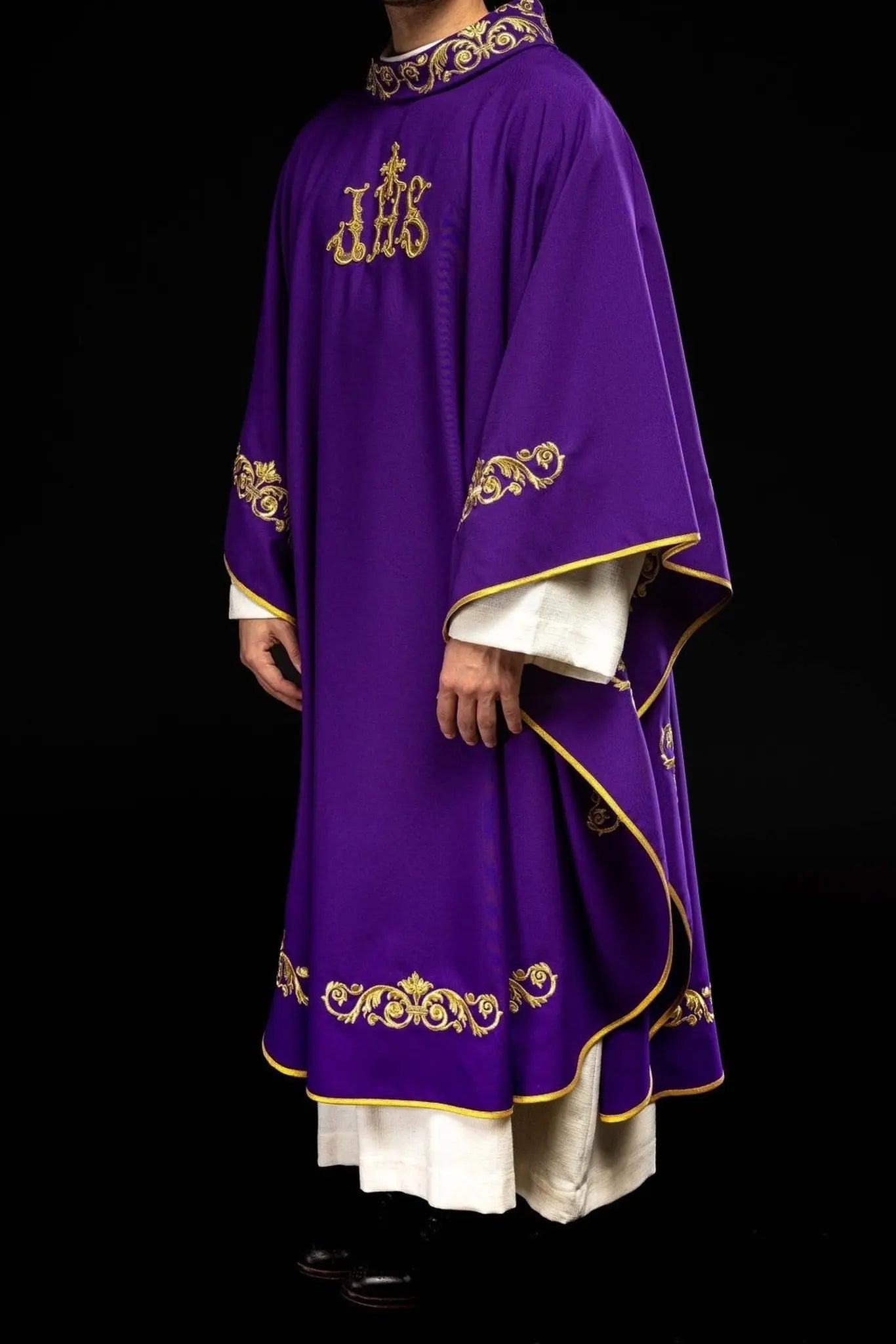 Chasuble violette avec broderie dorée IHS et bordure décorative