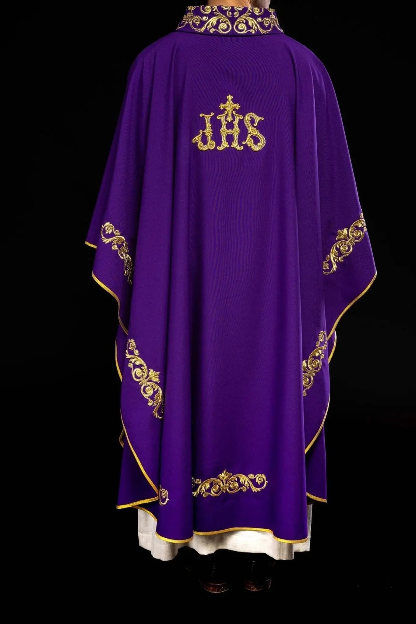 Chasuble violette avec broderie dorée IHS et bordure décorative