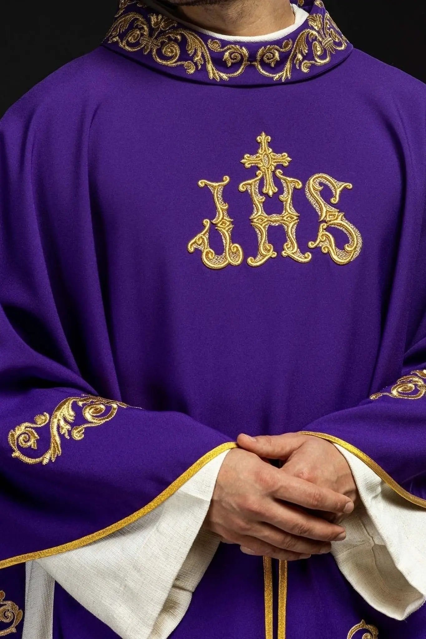 Chasuble violette avec broderie dorée IHS et bordure décorative