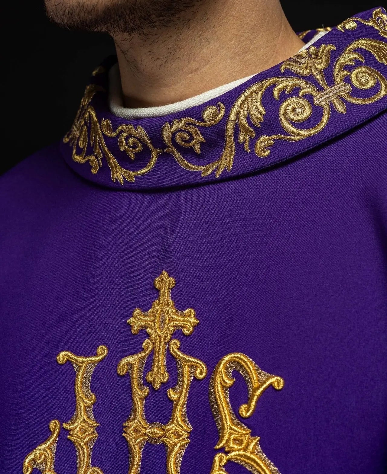Chasuble violette avec broderie dorée IHS et bordure décorative