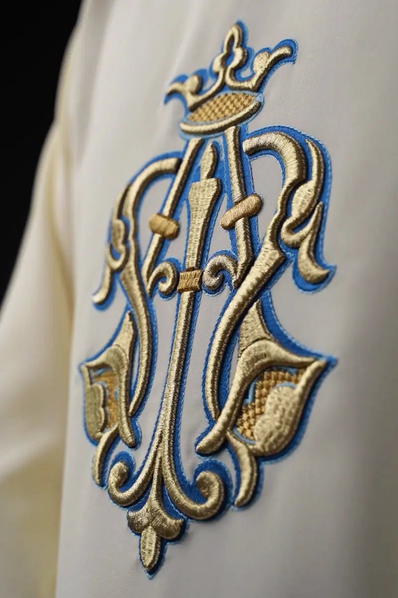 Chasuble écrue brodée avec symbole marial et large col