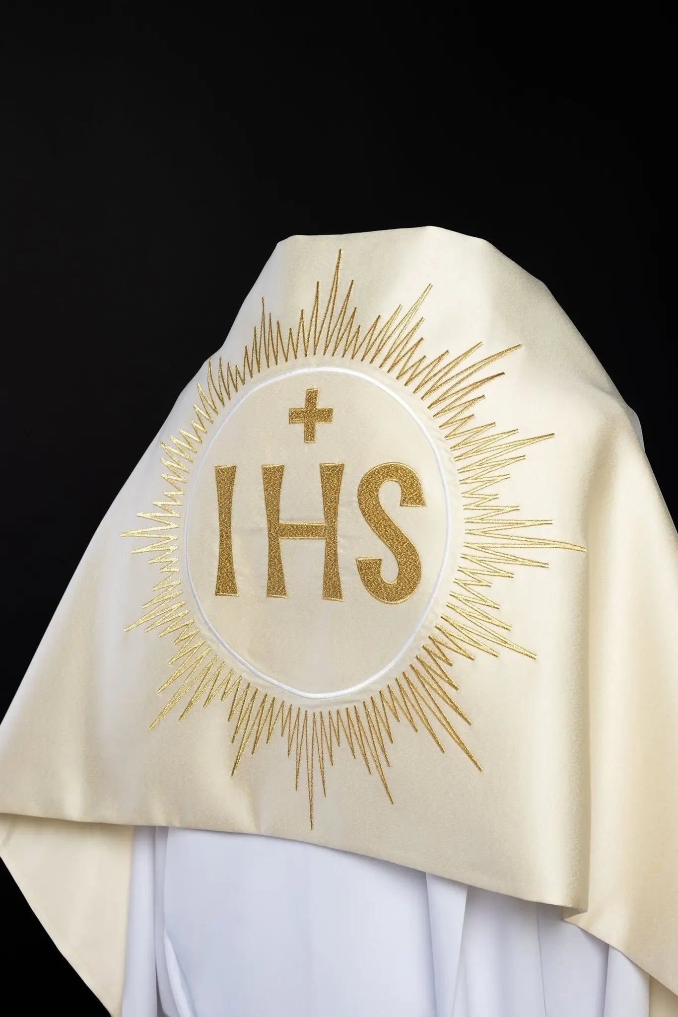 Voile brodé avec motif de croix en écru
