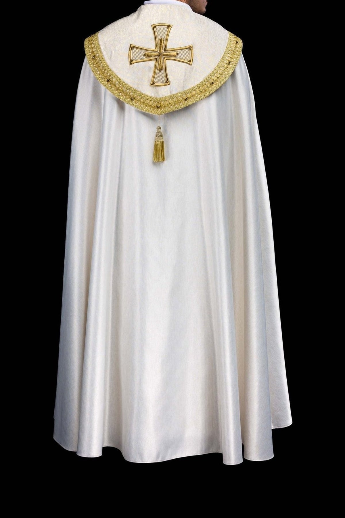 Écru chape liturgique avec croix brodée dorée, vue de dos