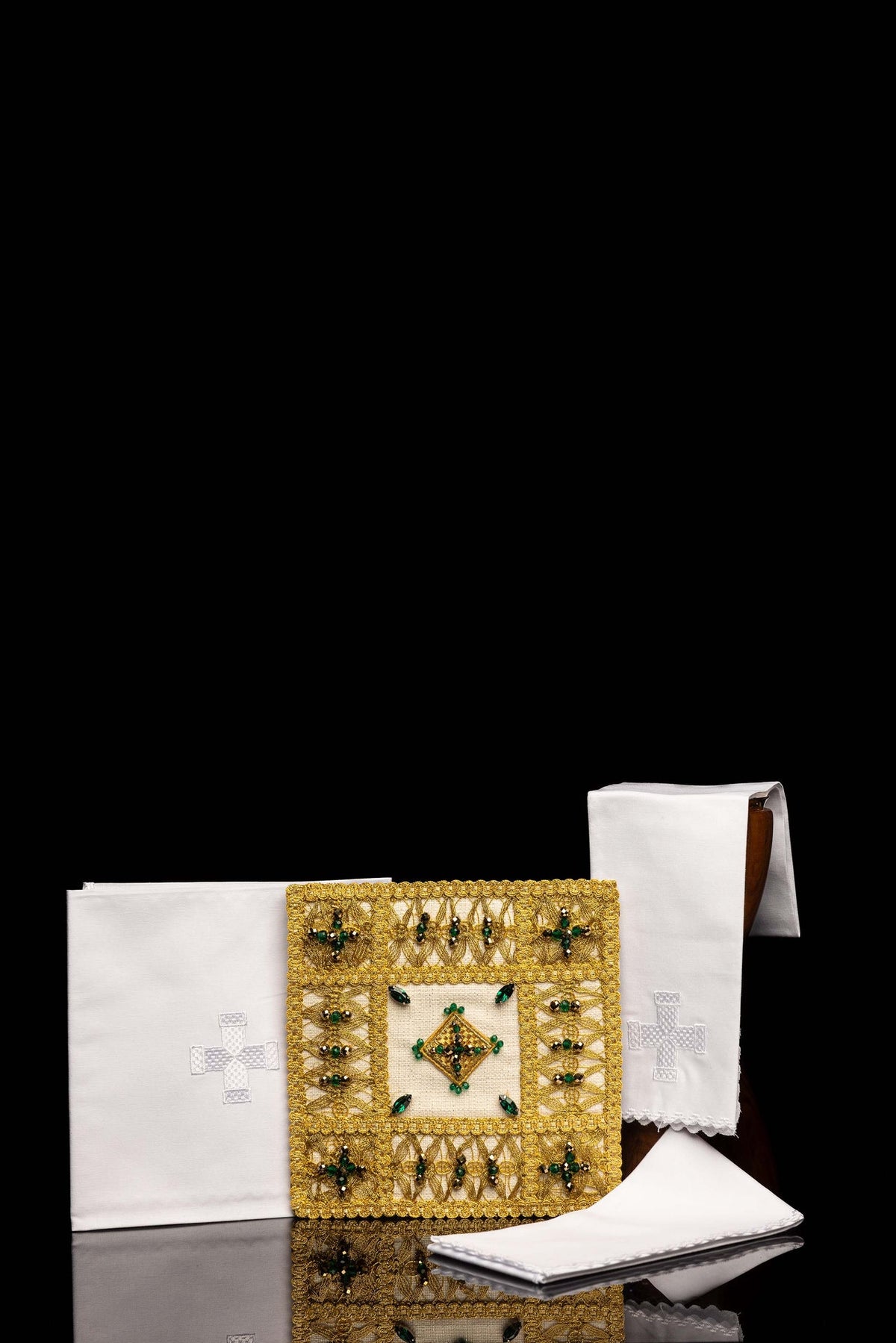 Blanc ensemble de linges de calice avec pierres naturelles, croix brodées et ornements dorés, vue d’ensemble