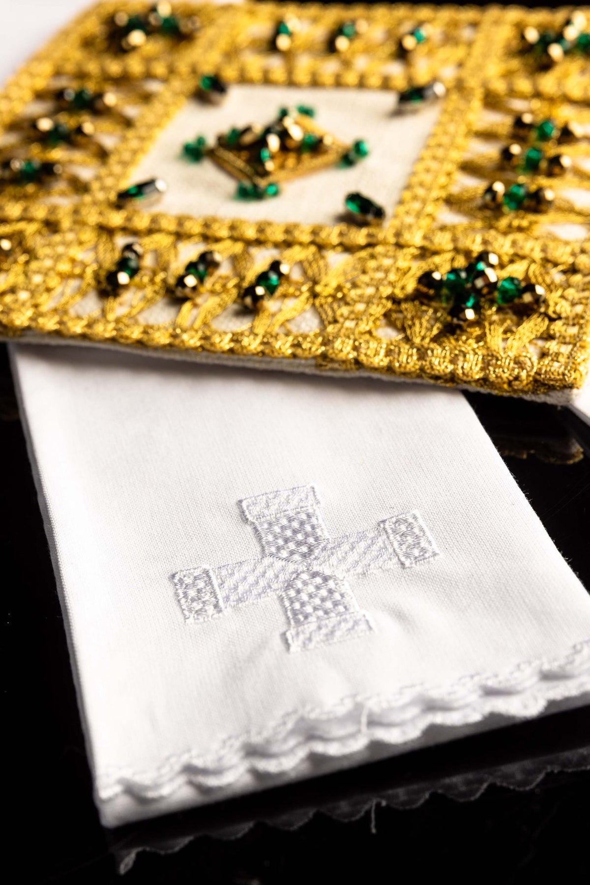 Blanc ensemble de linges de calice avec pierres naturelles, détail de la broderie dorée et du centre