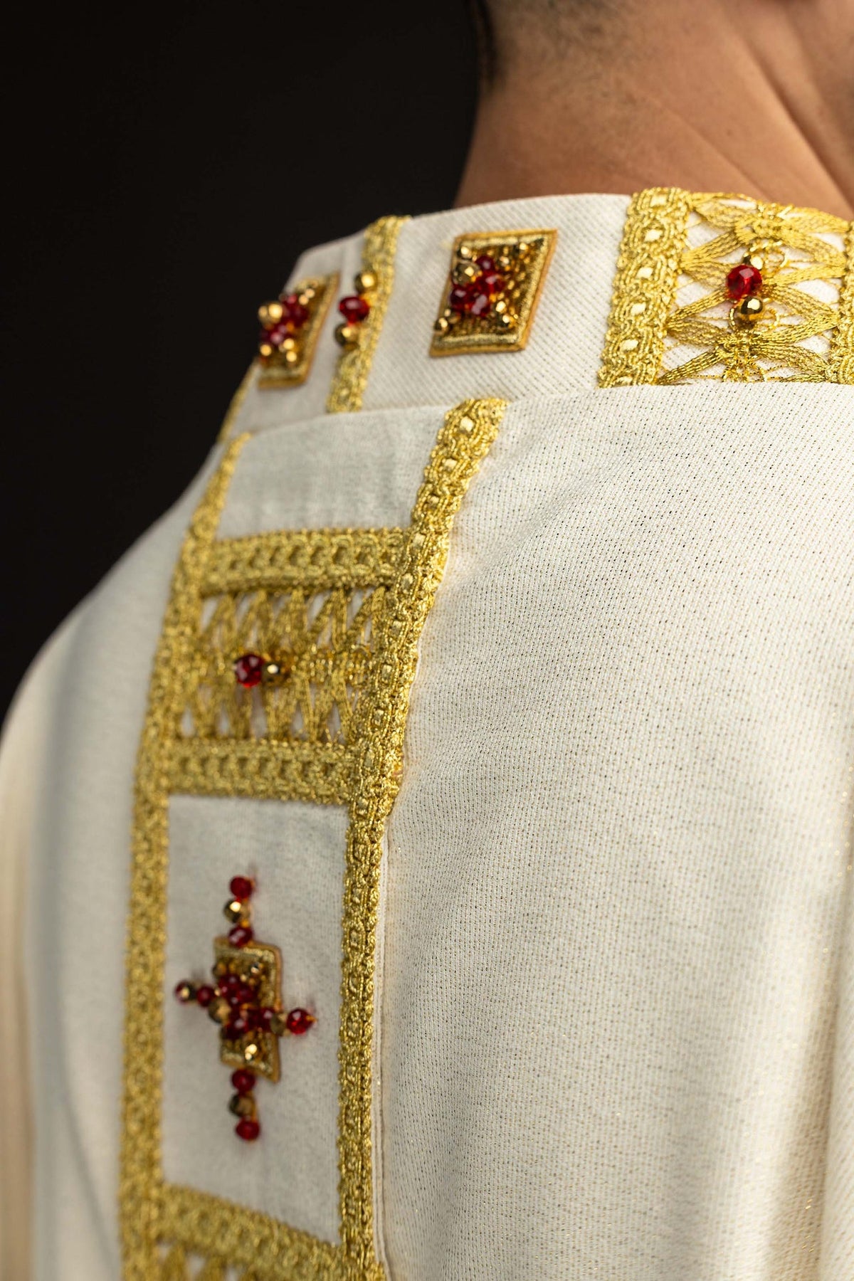 Écru chasuble ornée de pierres naturelles, orfroi doré et croix vus de près