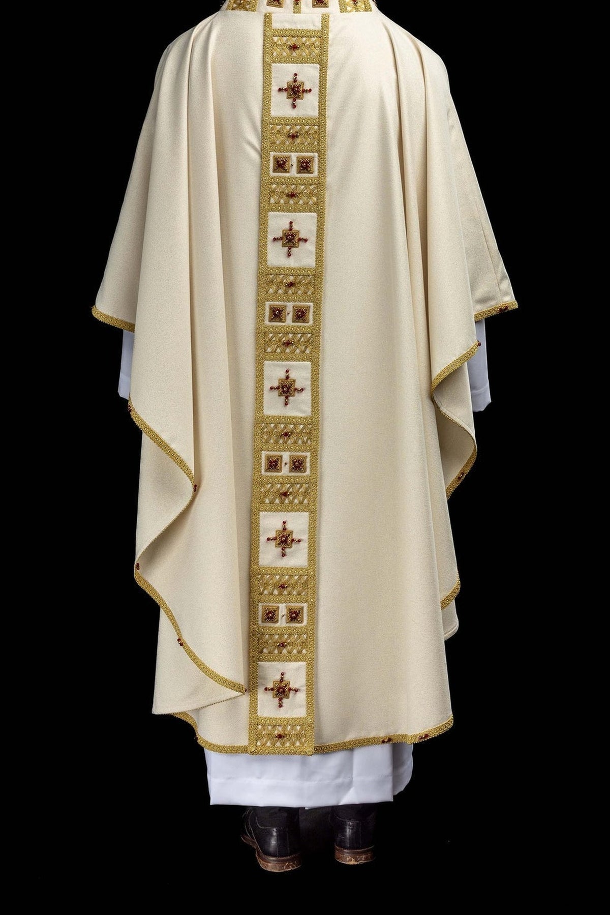 Écru chasuble ornée de pierres naturelles, dos avec orfroi doré