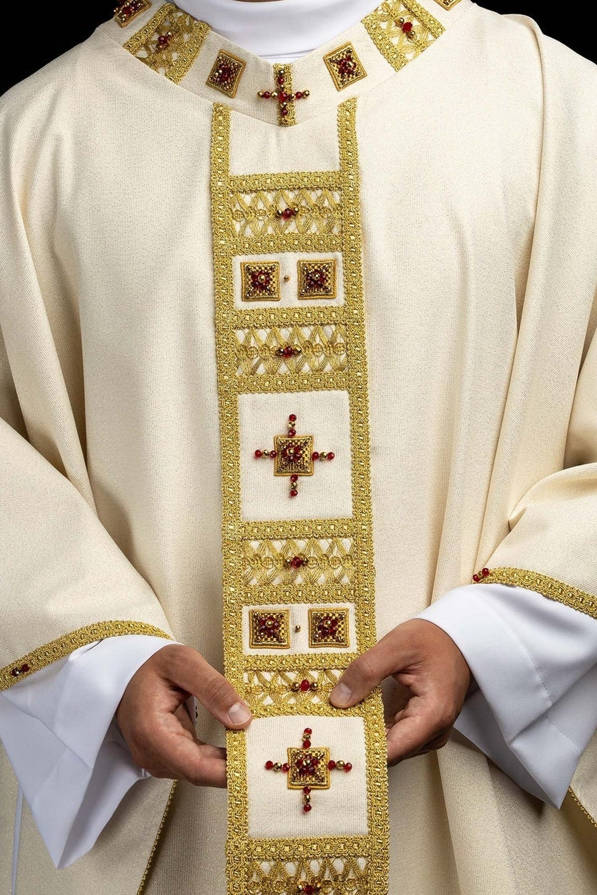 Écru chasuble ornée de pierres naturelles, vue portée de face