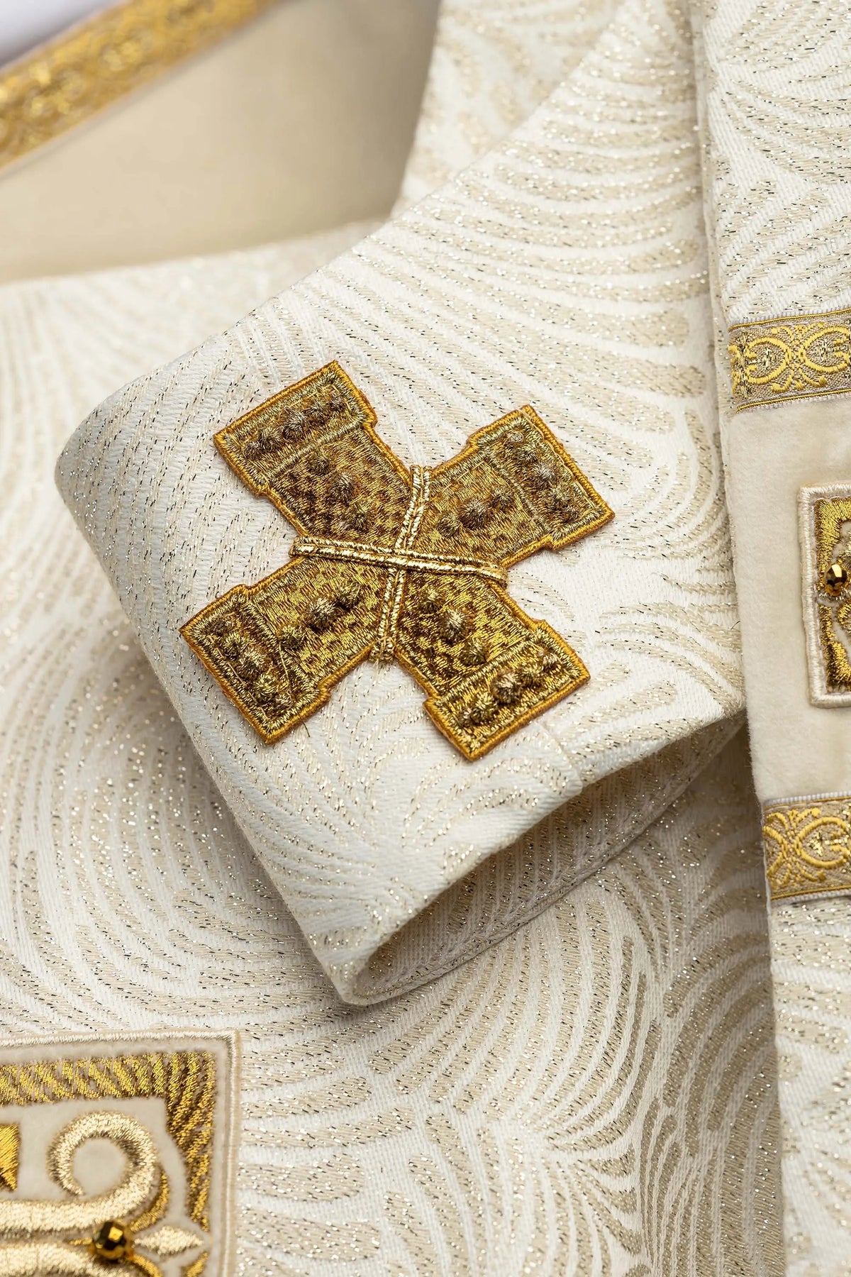 Écru chasuble avec croix brodée, détail de la croix latérale