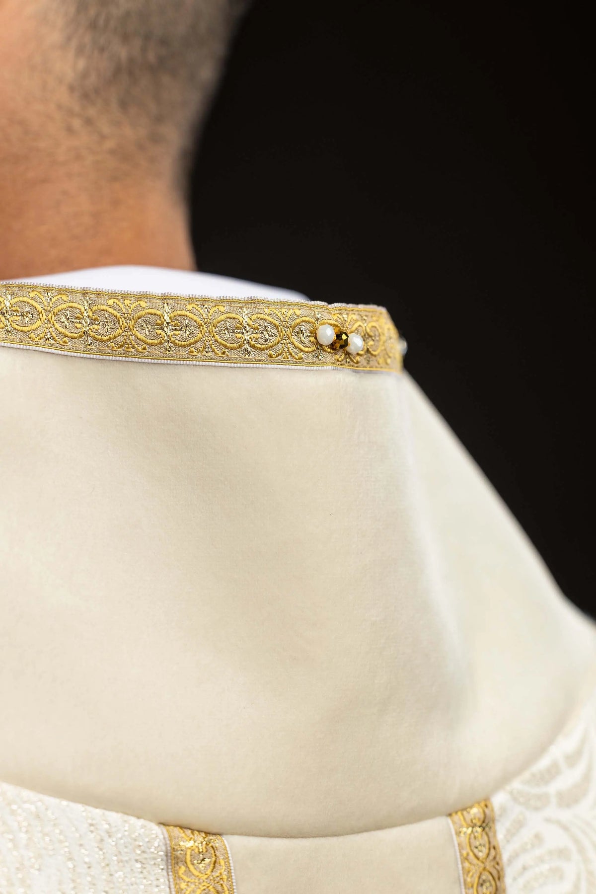 Écru chasuble avec orfroi doré, détail du col et des bordures