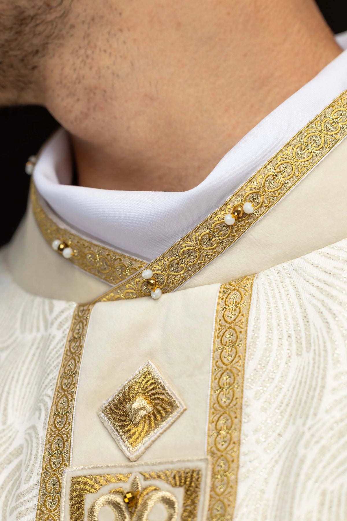 Écru chasuble avec croix brodée, détail du col et de la croix