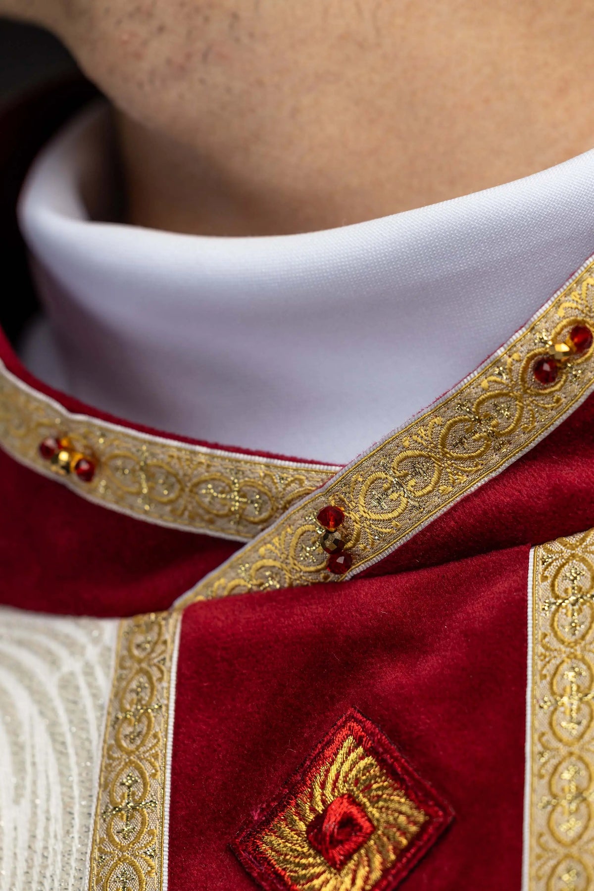 Écru chasuble avec croix brodée et pierres naturelles, détail du col rouge brodé