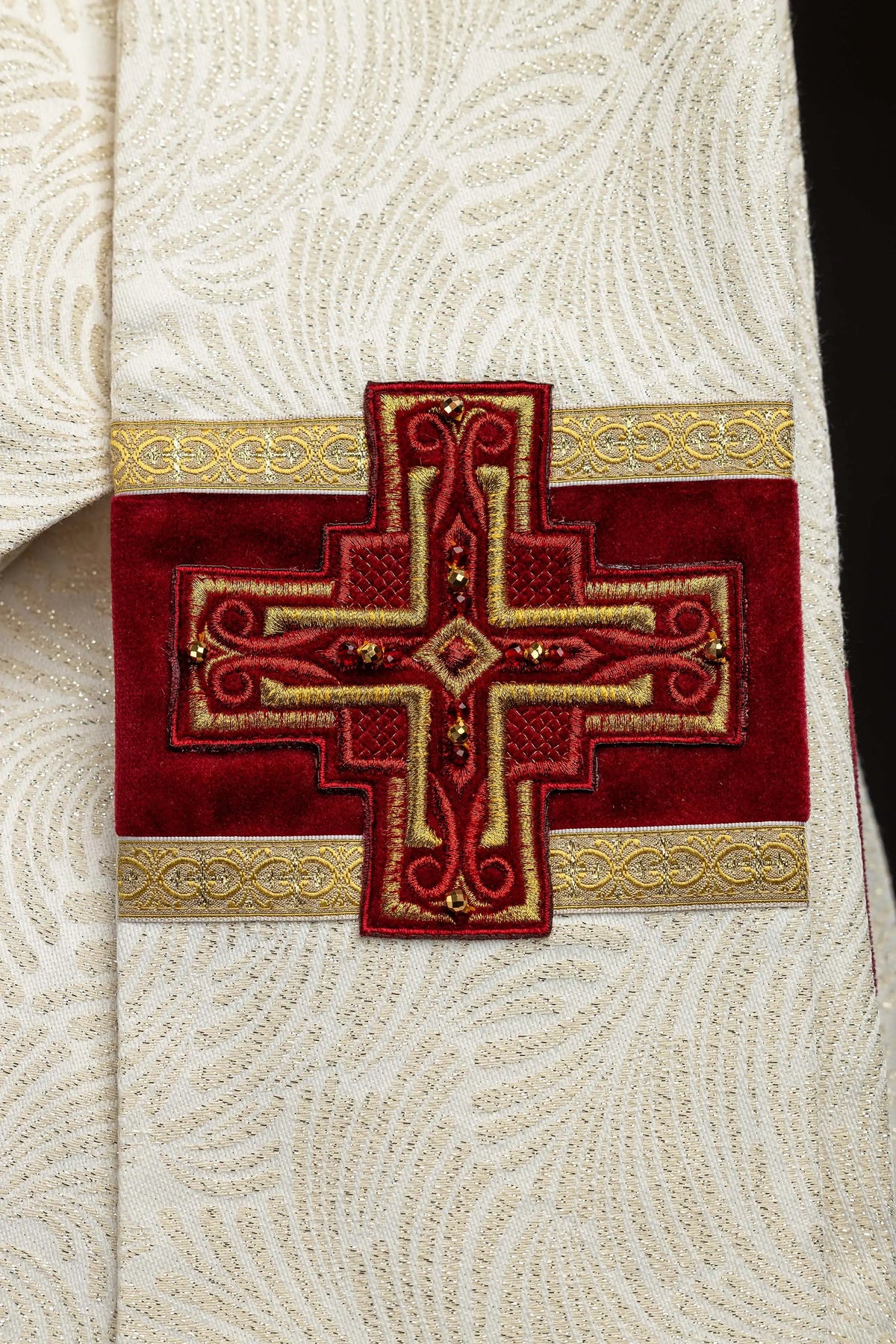 Écru chasuble avec croix brodée de pierres naturelles, gros plan du devant