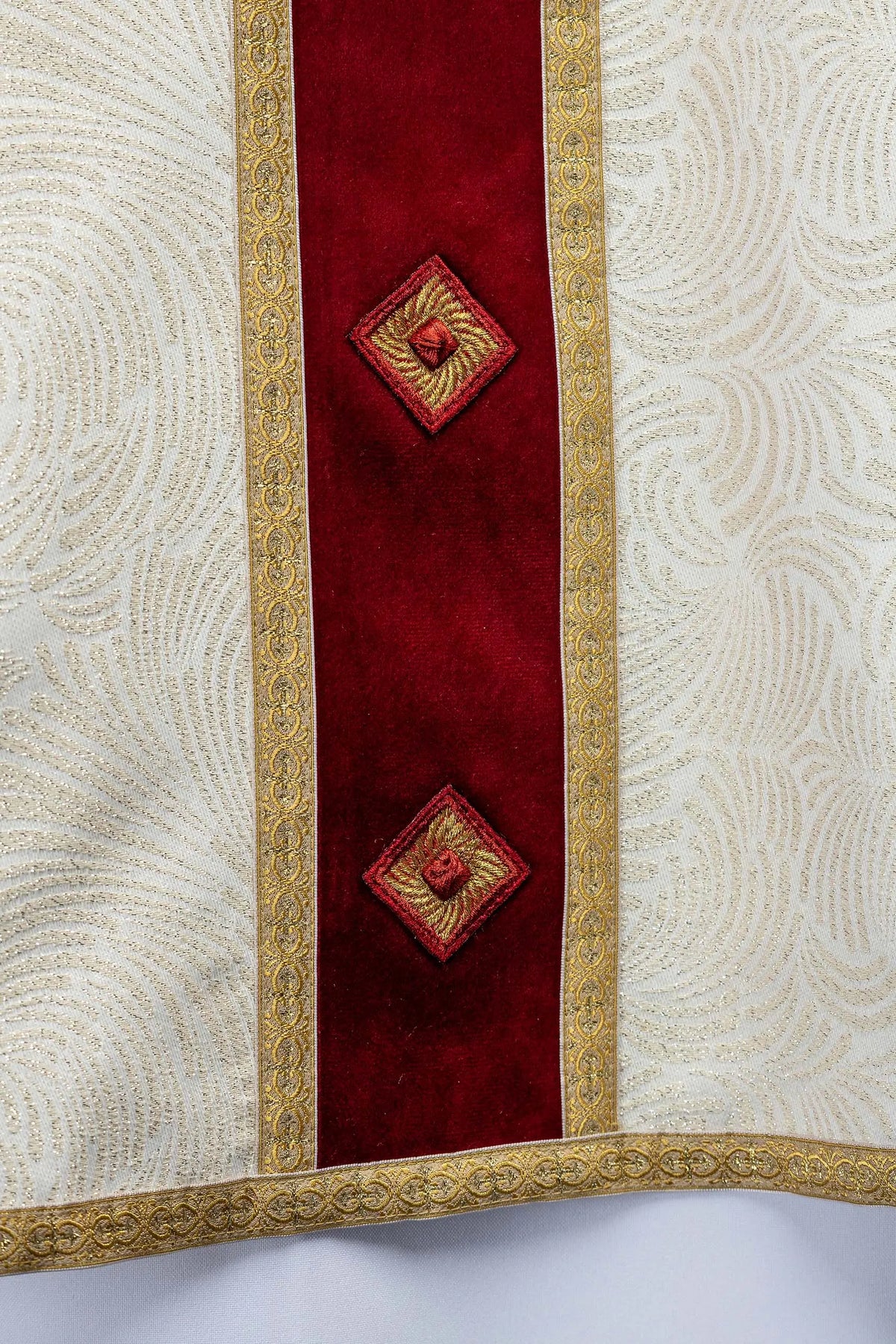 Écru chasuble avec orfroi rouge et motifs losange, vue rapprochée du devant