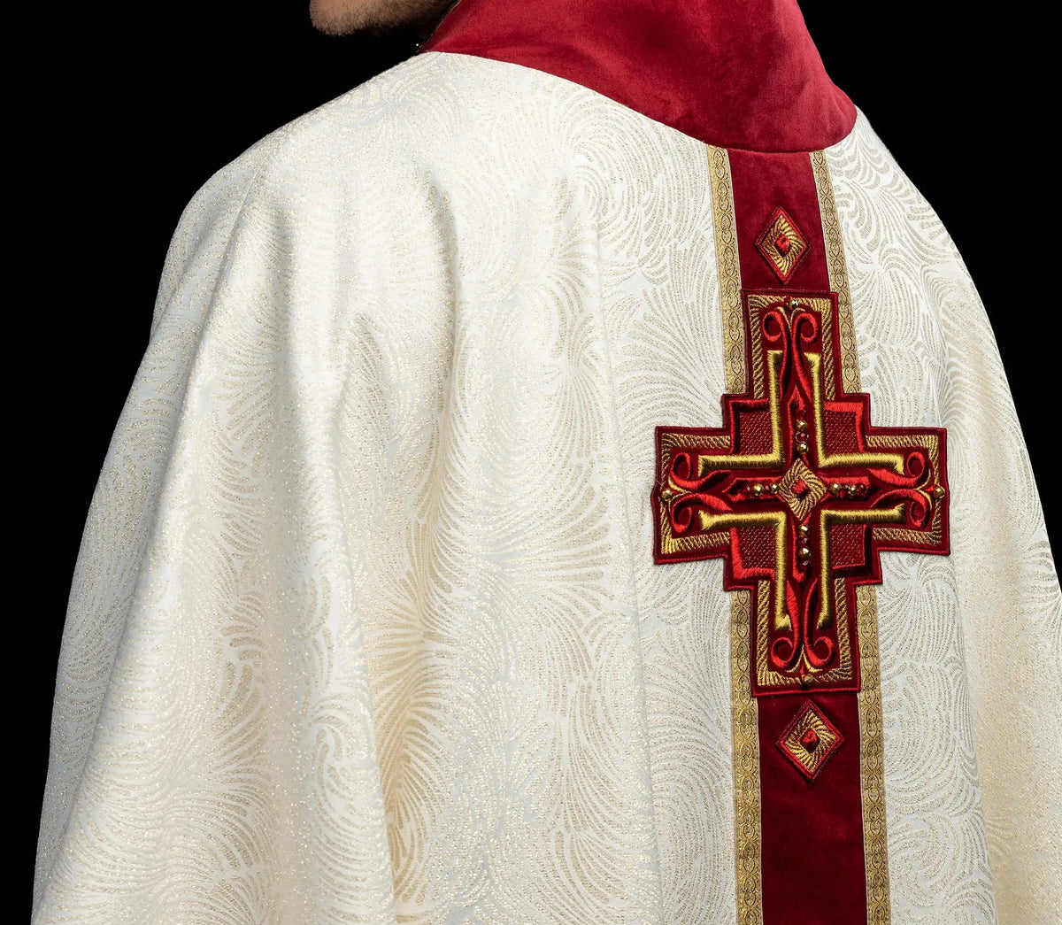Écru chasuble avec croix brodée et orfroi rouge, vue arrière portée