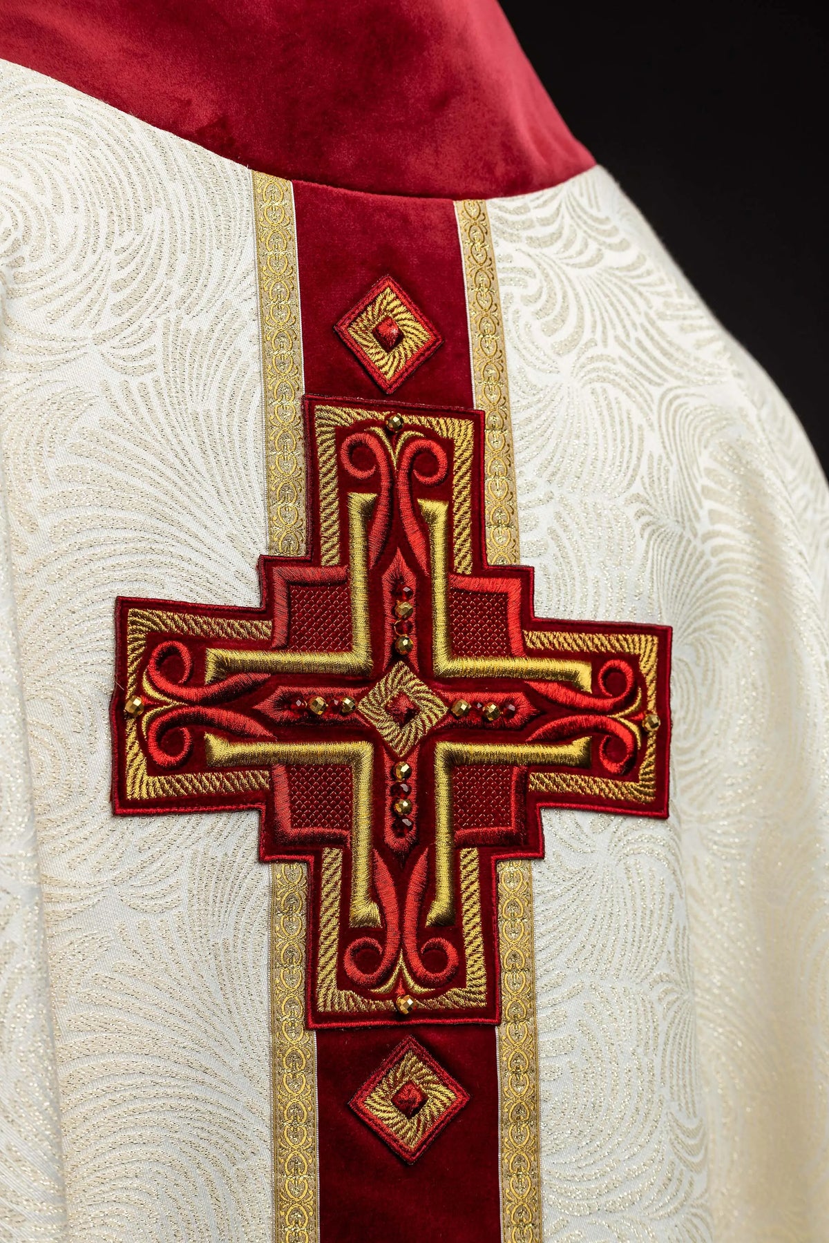 Écru chasuble avec croix brodée, gros plan du devant porté