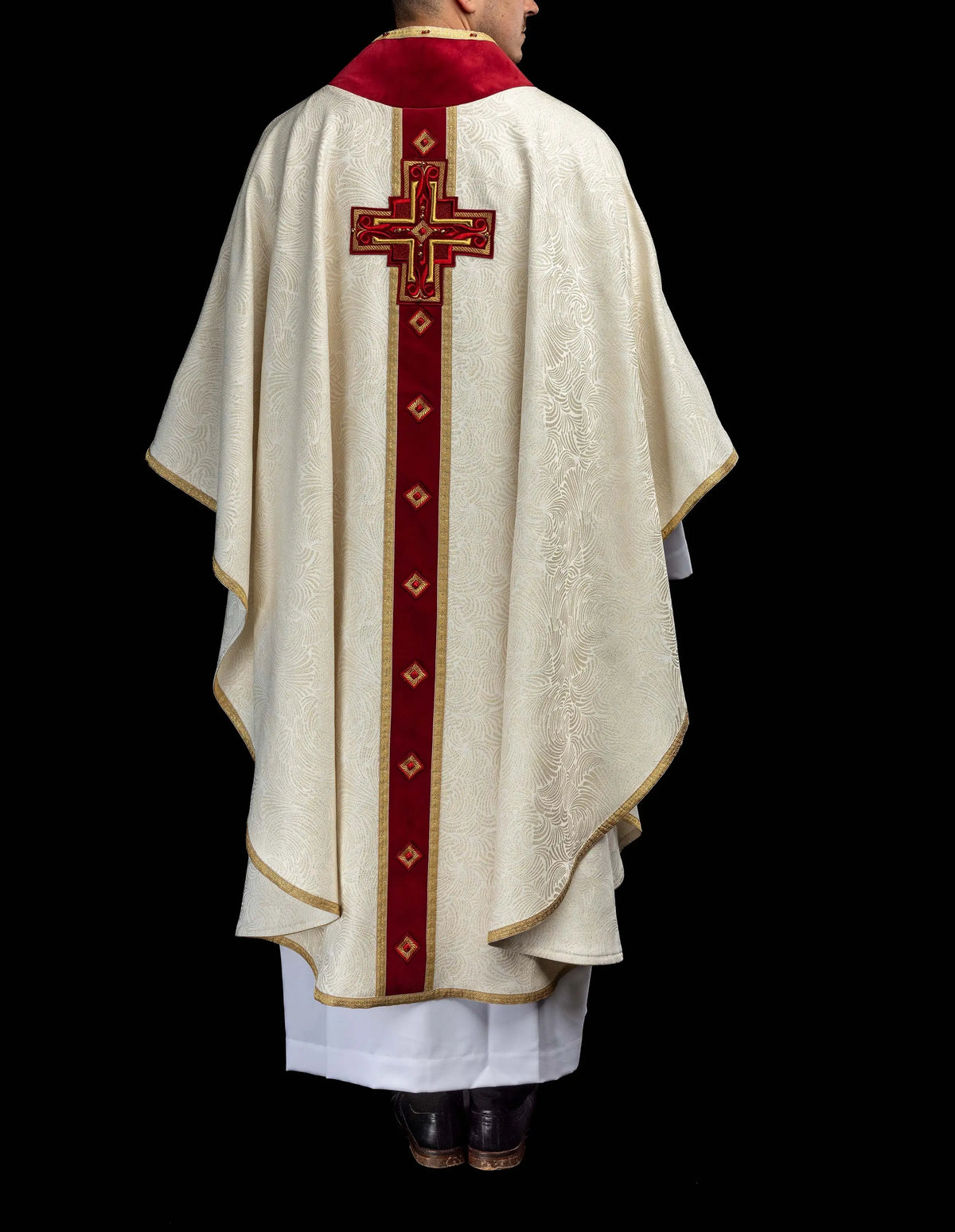 Écru chasuble avec croix brodée et pierres naturelles, vue de dos