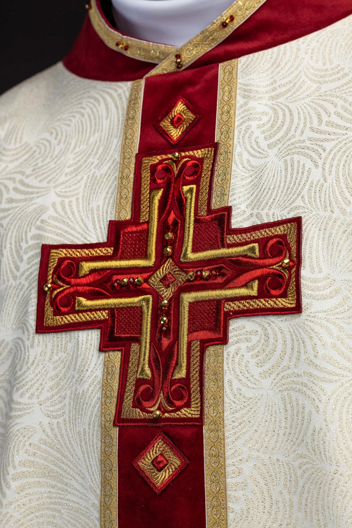 Écru chasuble avec croix brodée et pierres naturelles, gros plan sur la croix