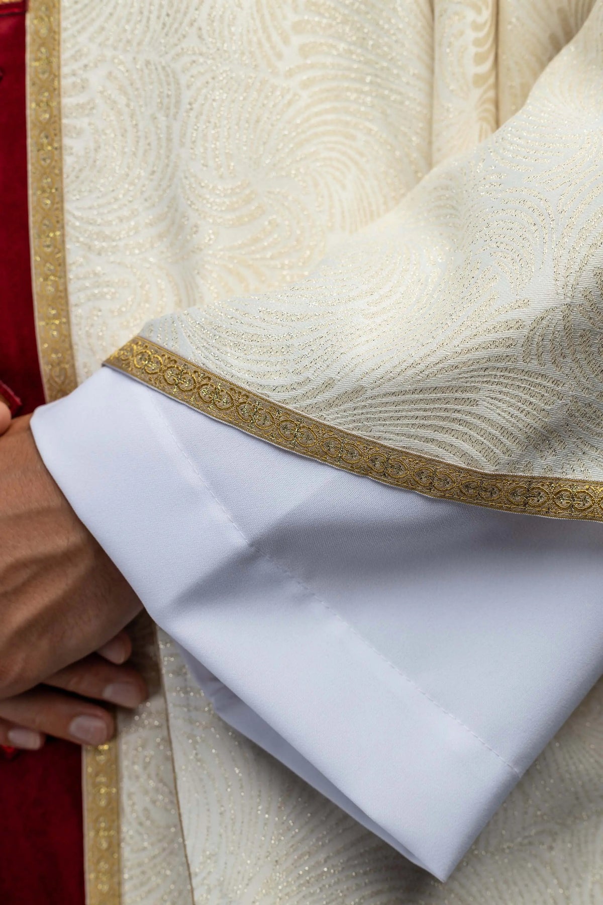 Écru chasuble avec croix brodée et pierres naturelles, détail du tissu jacquard et de l’orfroi