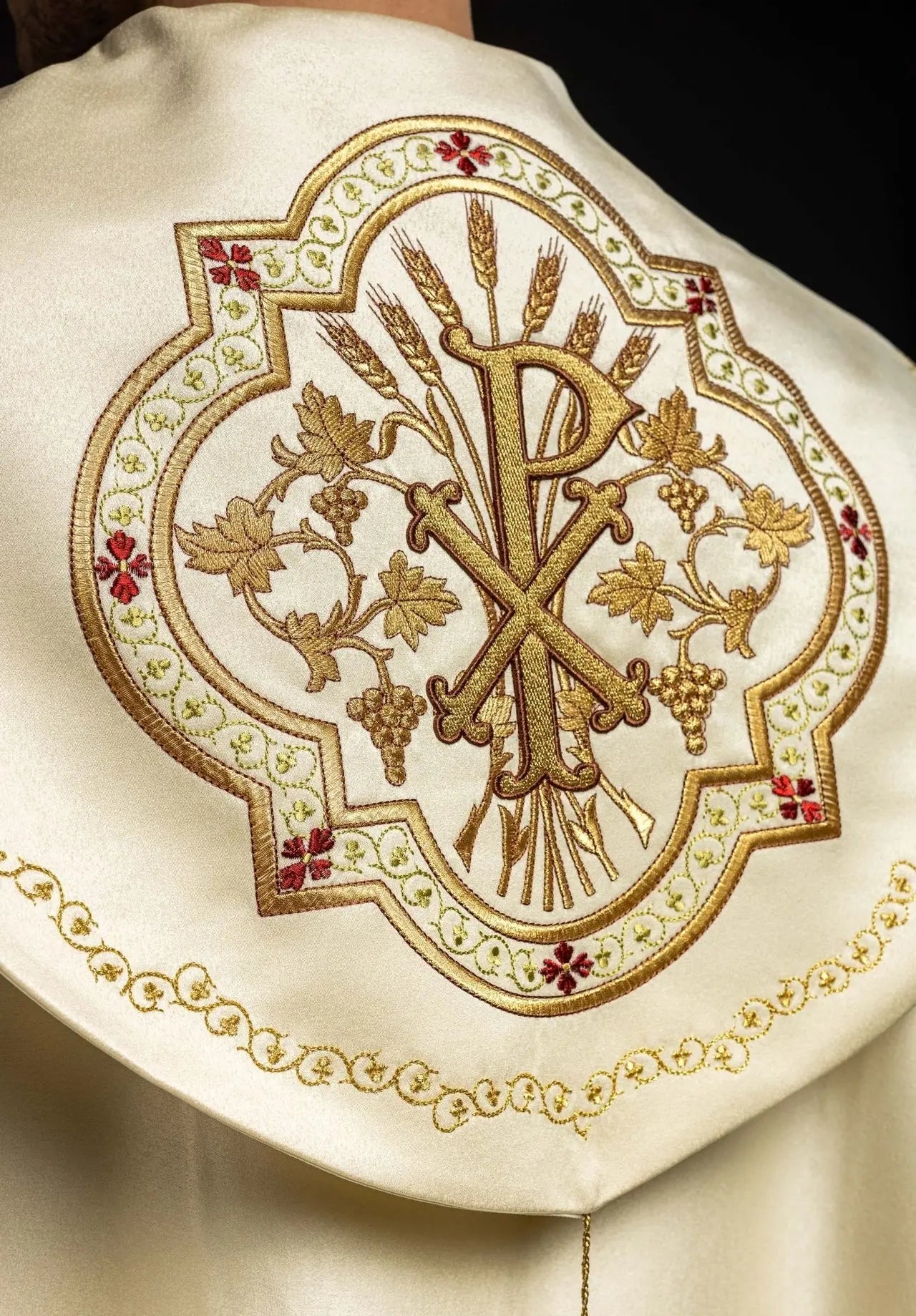 Coiffe eucharistique avec monogramme PAX écru