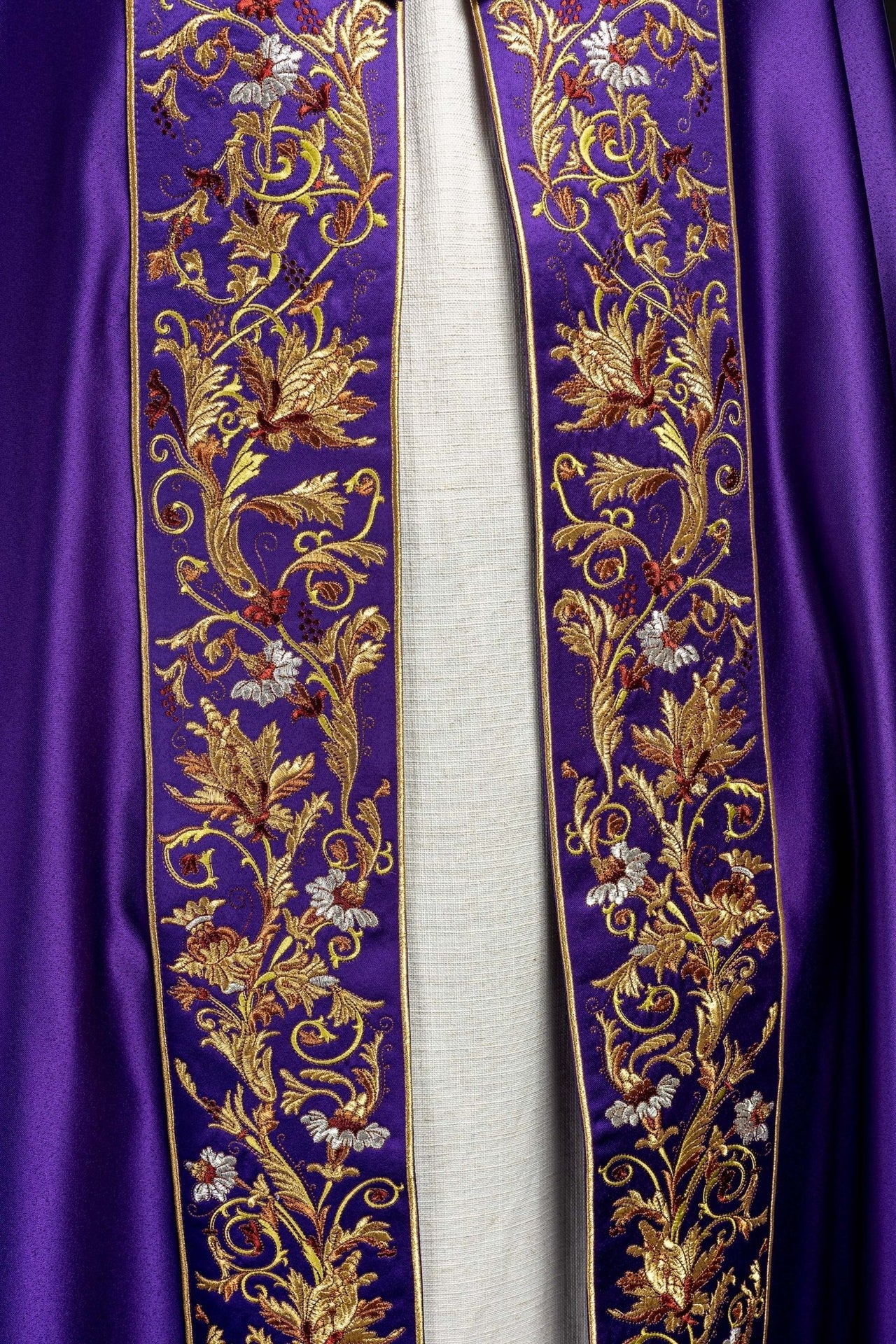 Kapa eucharystyczna z bogato zdobionym monogramem w kolorze fioletowym