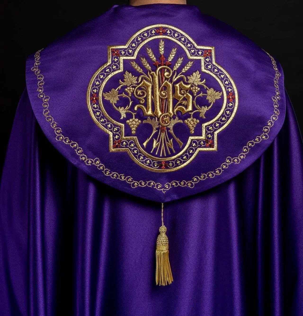 Cape eucharistique avec monogramme richement décoré en violet