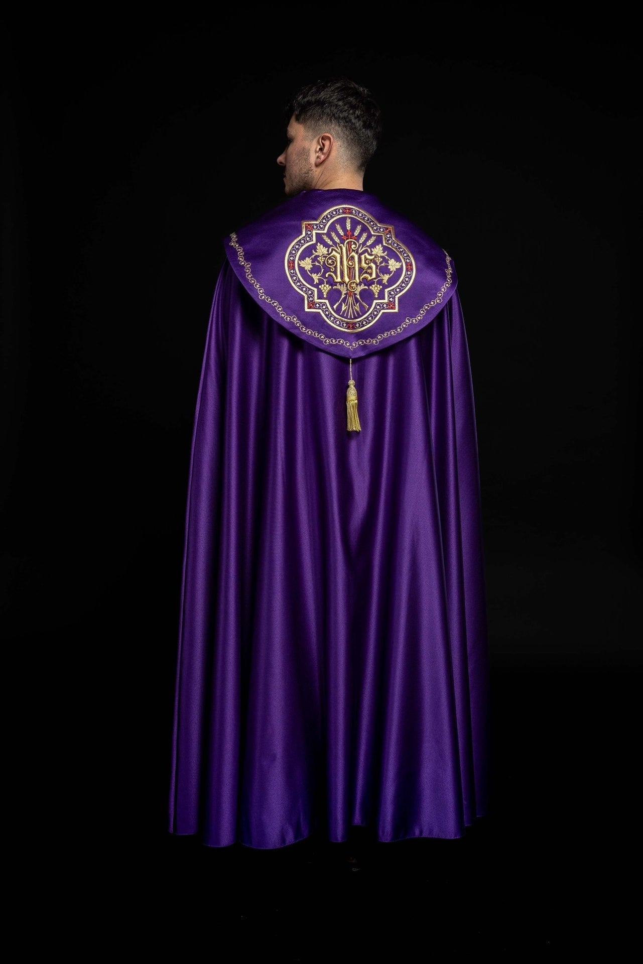 Kapa eucharystyczna z bogato zdobionym monogramem w kolorze fioletowym