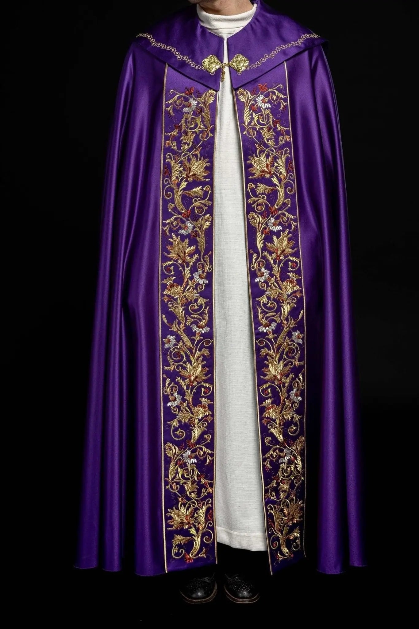 Cape eucharistique avec monogramme richement décoré en violet