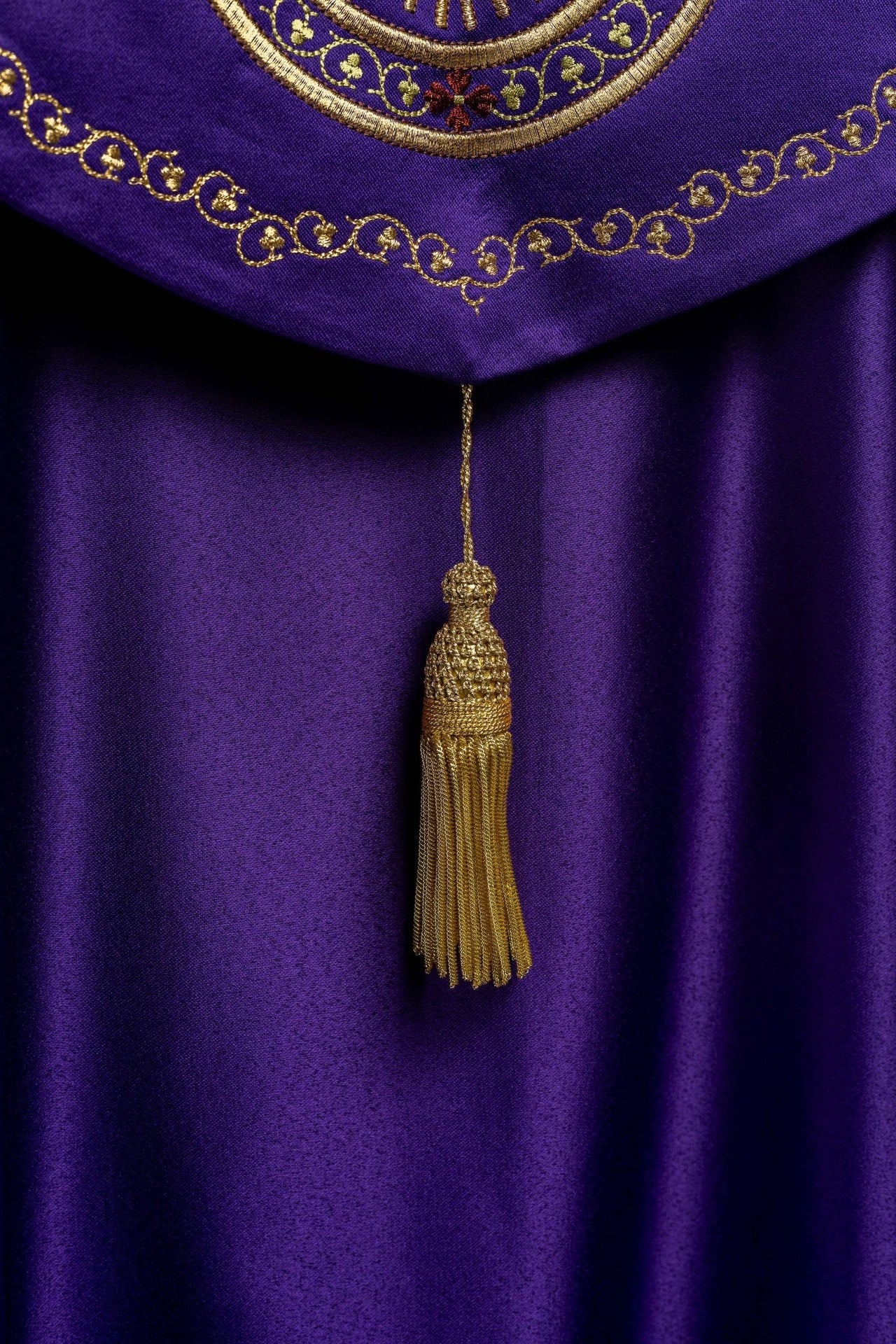 Kapa eucharystyczna z bogato zdobionym monogramem w kolorze fioletowym