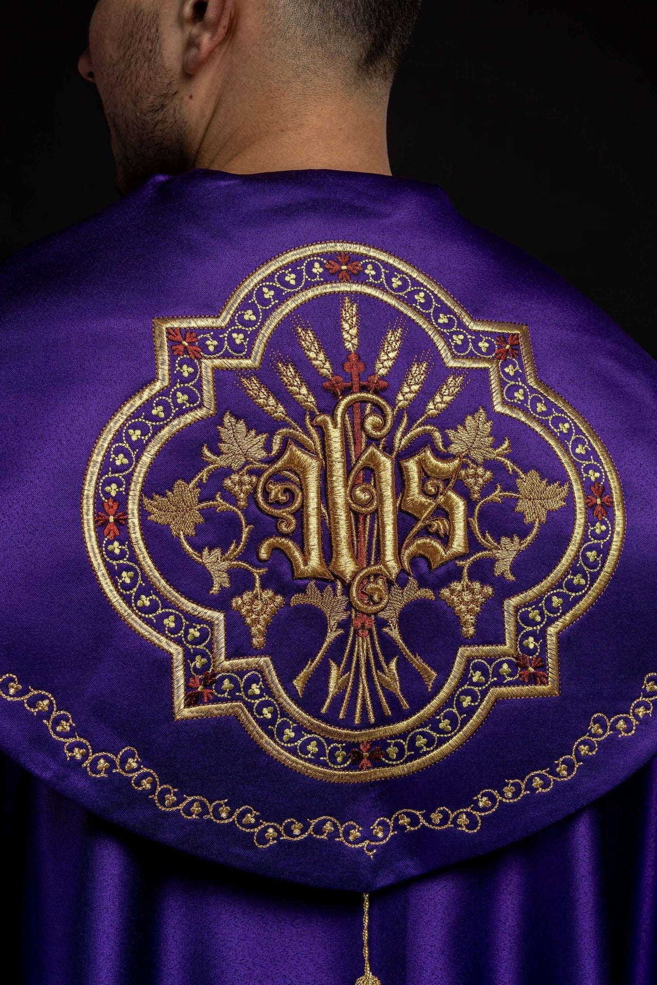 Kapa eucharystyczna z bogato zdobionym monogramem w kolorze fioletowym