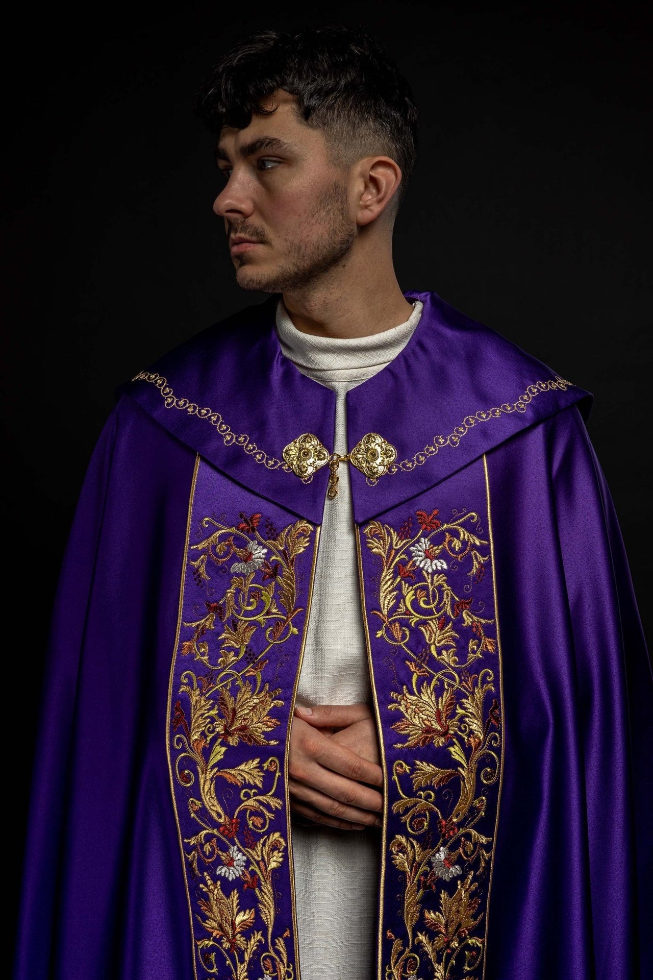 Kapa eucharystyczna z bogato zdobionym monogramem w kolorze fioletowym