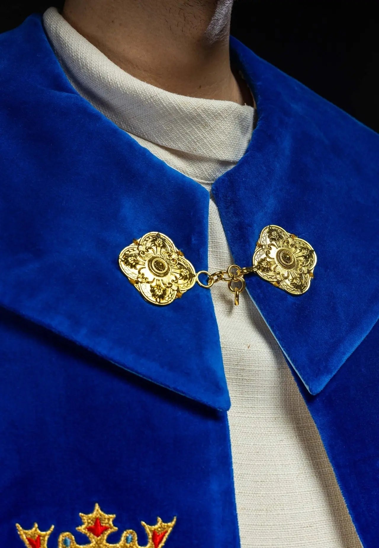 Embroidered Marian cape with ecru velvet