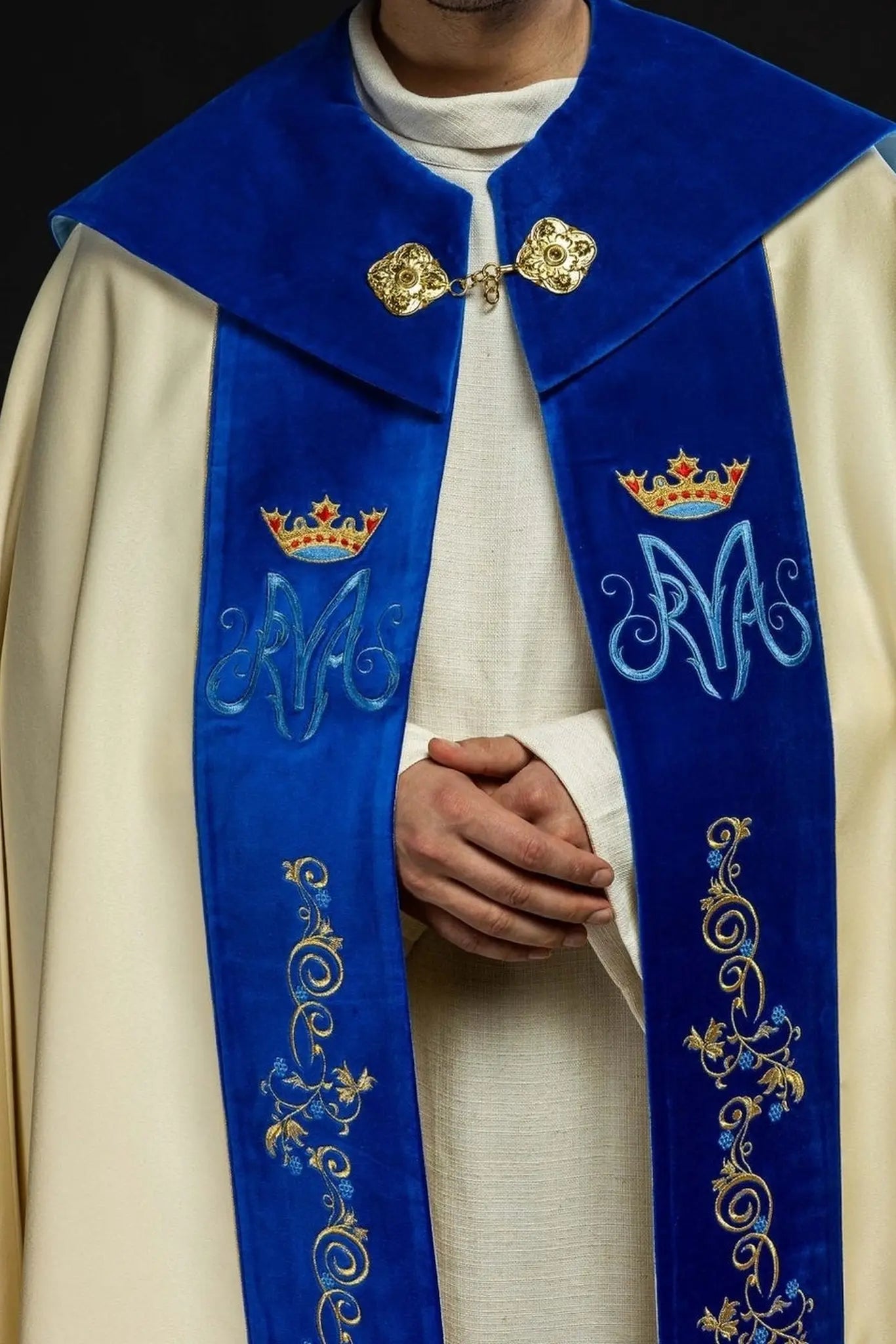 Embroidered Marian cape with ecru velvet