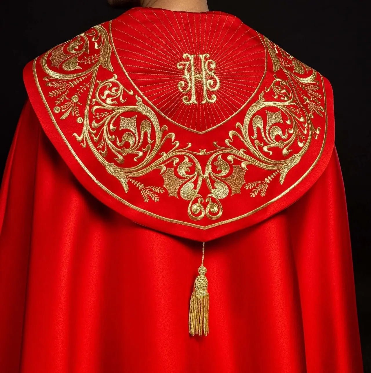 Cape liturgique richement brodée IHS en rouge