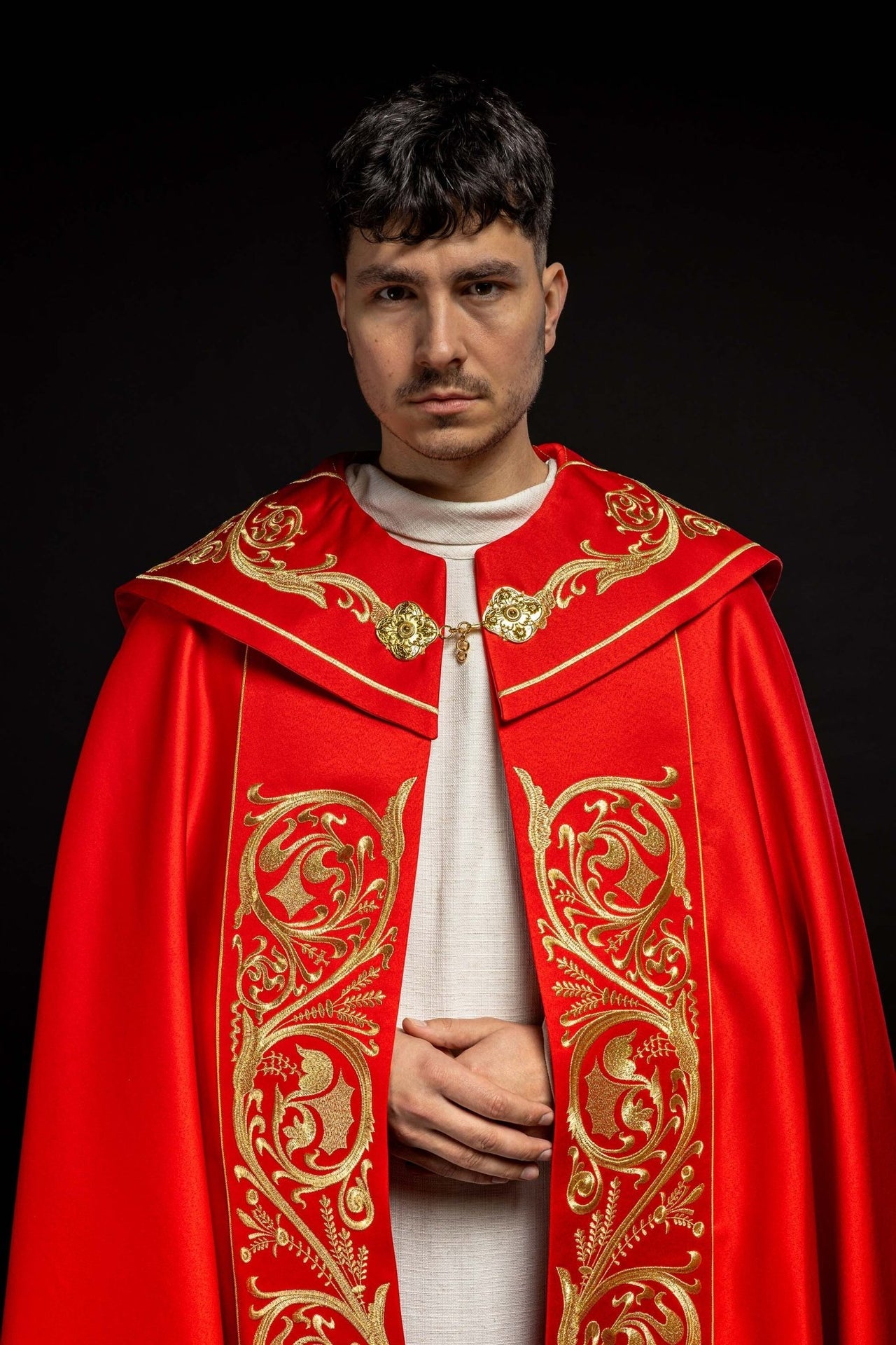 Kapa liturgiczna bogato haftowana IHS w kolorze czerwonym