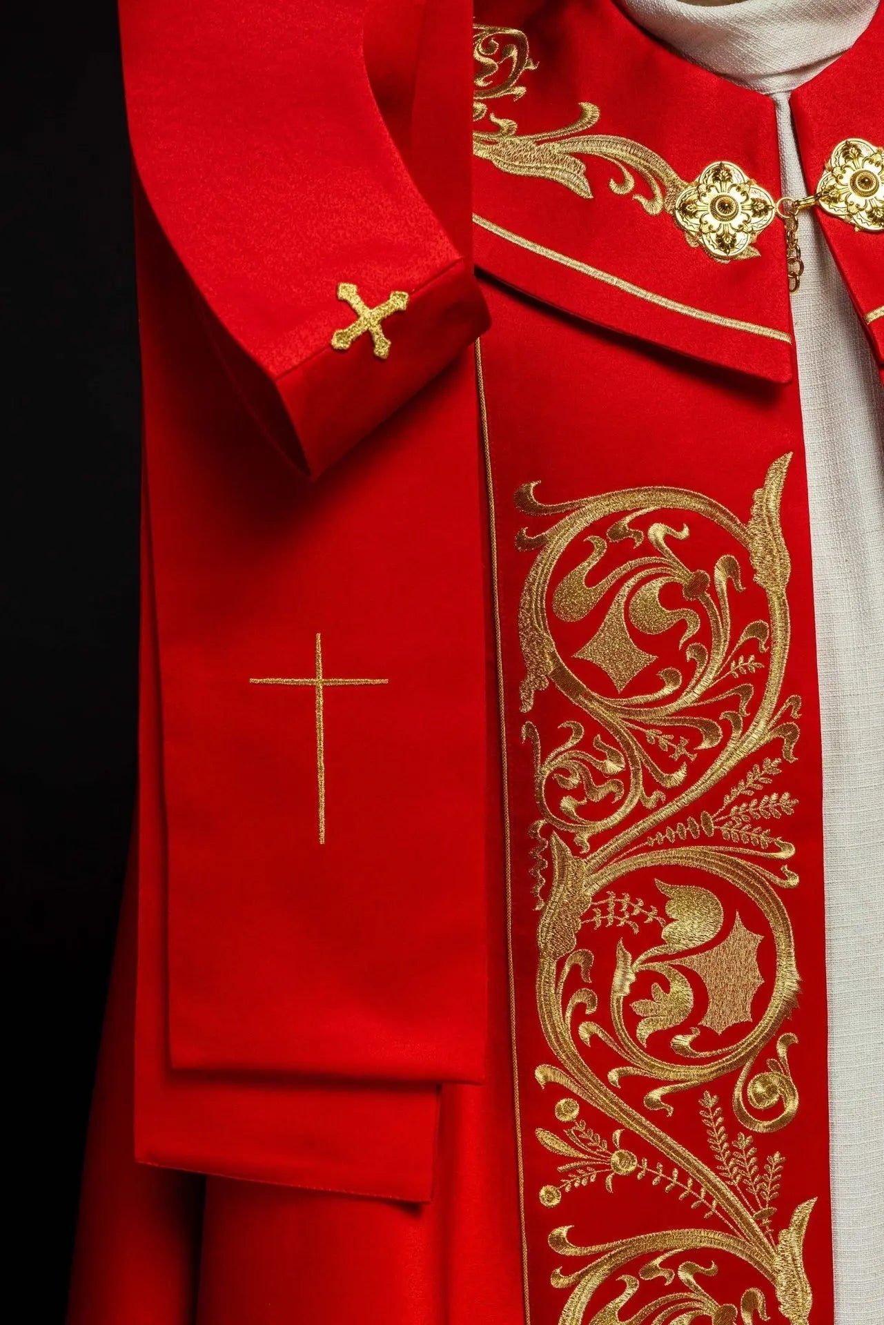 Cape liturgique richement brodée IHS en rouge