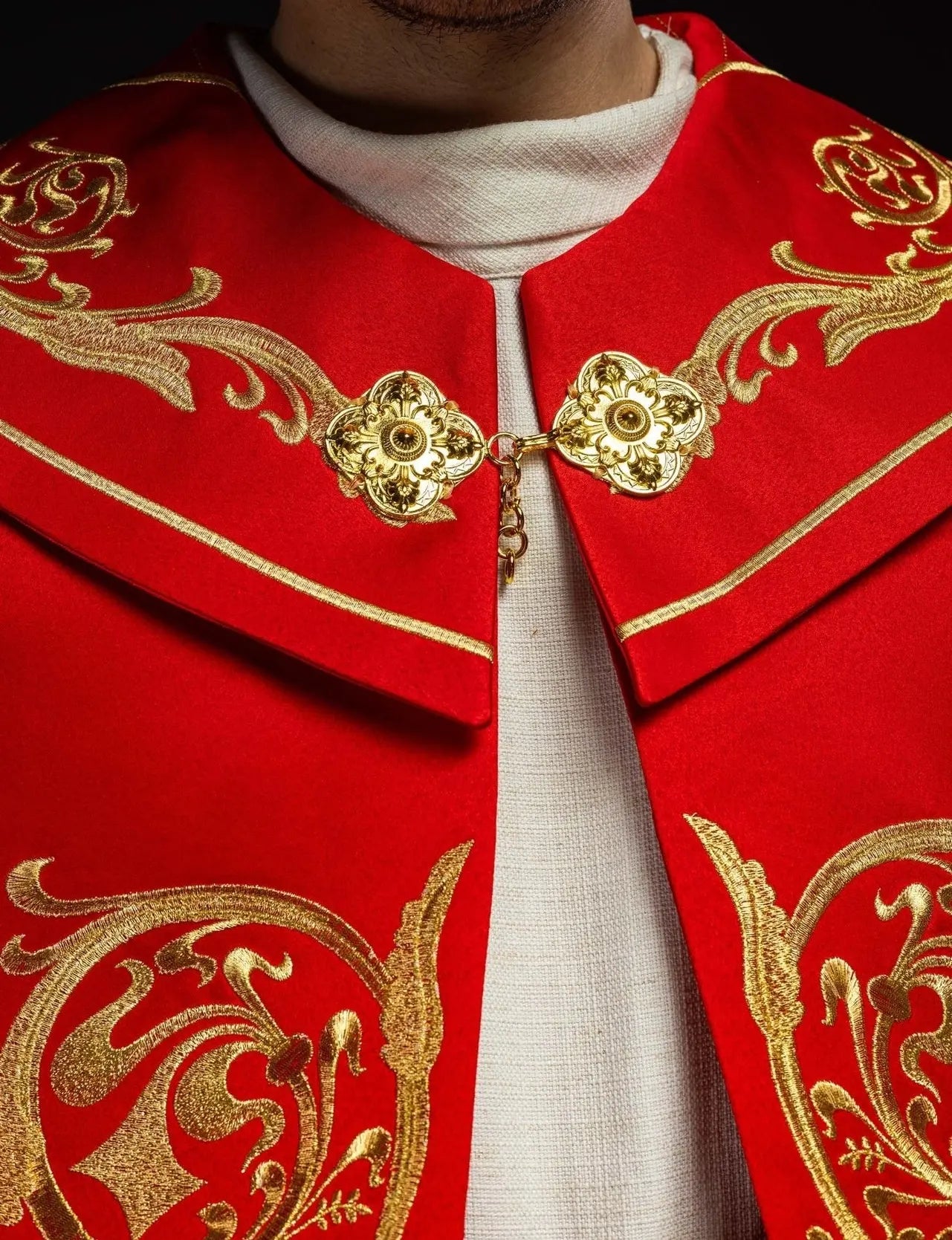 Cape liturgique richement brodée IHS en rouge